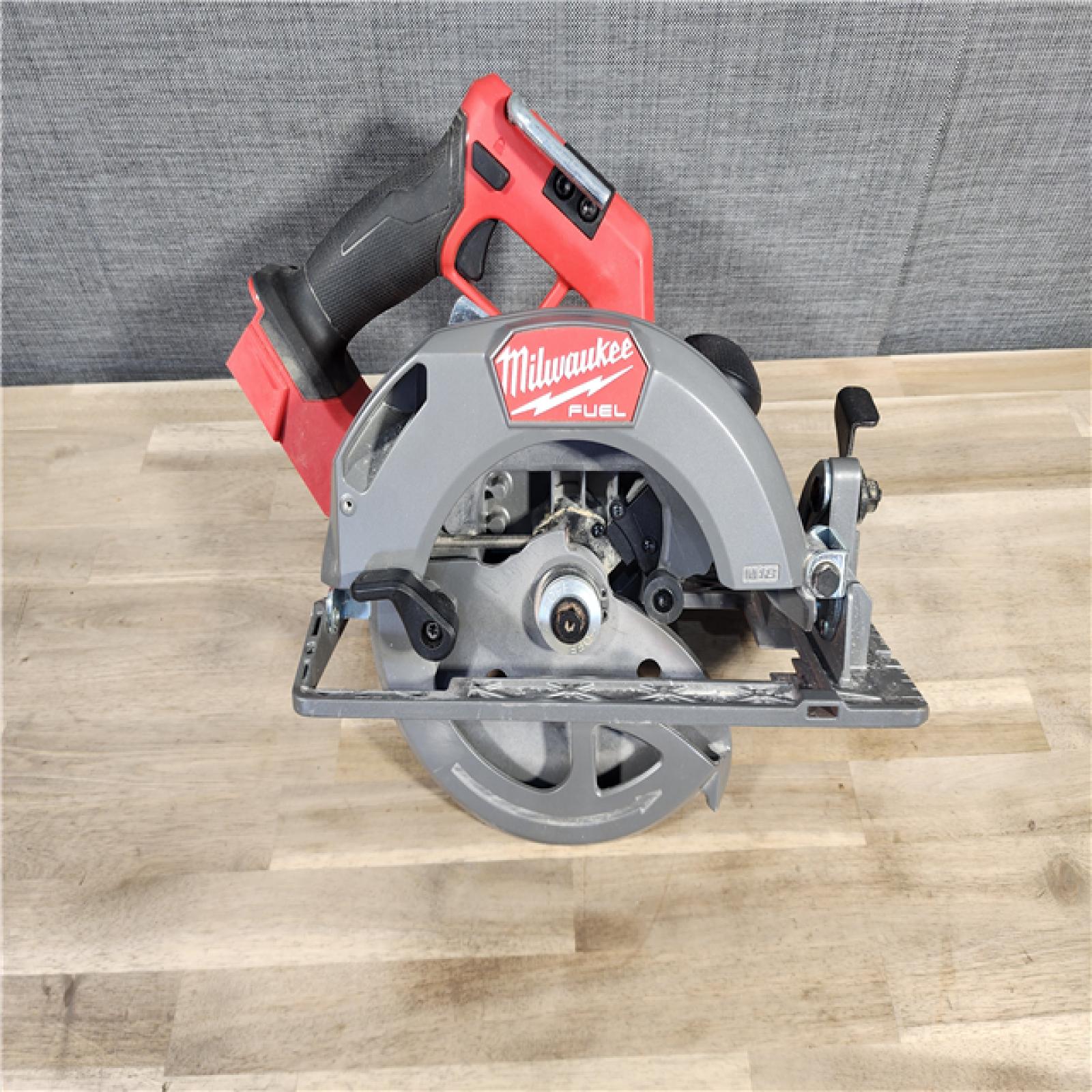 HOUSTON LOCATION - AS-IS Milwaukee Tools M18 FUEL 7-1/4 Circular Saw (Tool Only) 2834-20