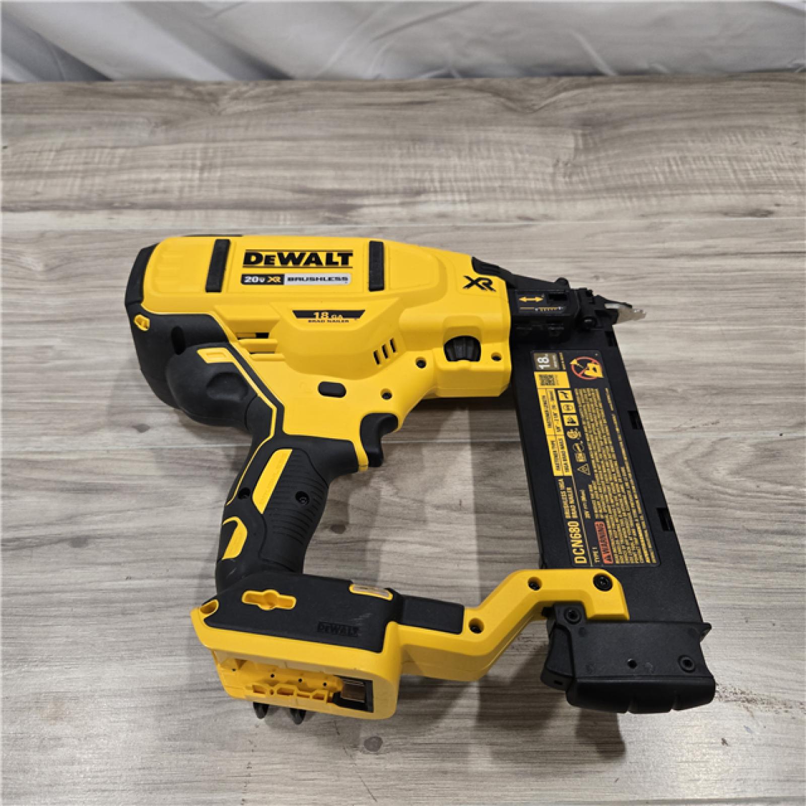 LIKE NEW! - DeWalt 20V MAX XR Cordless 18-Gauge Brad Nailer (Tool Only)