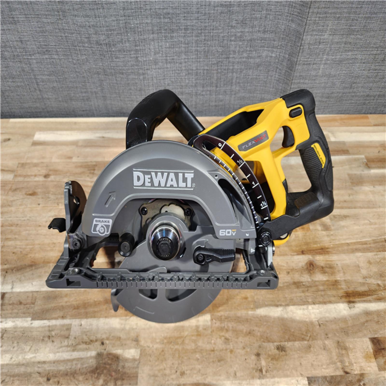 HOUSTON LOCATION - AS-IS DEWALT FLEXVOLT 60V MAX Cordless Brushless 7-1/4 in. Wormdrive Style Circular Saw (Tool Only)