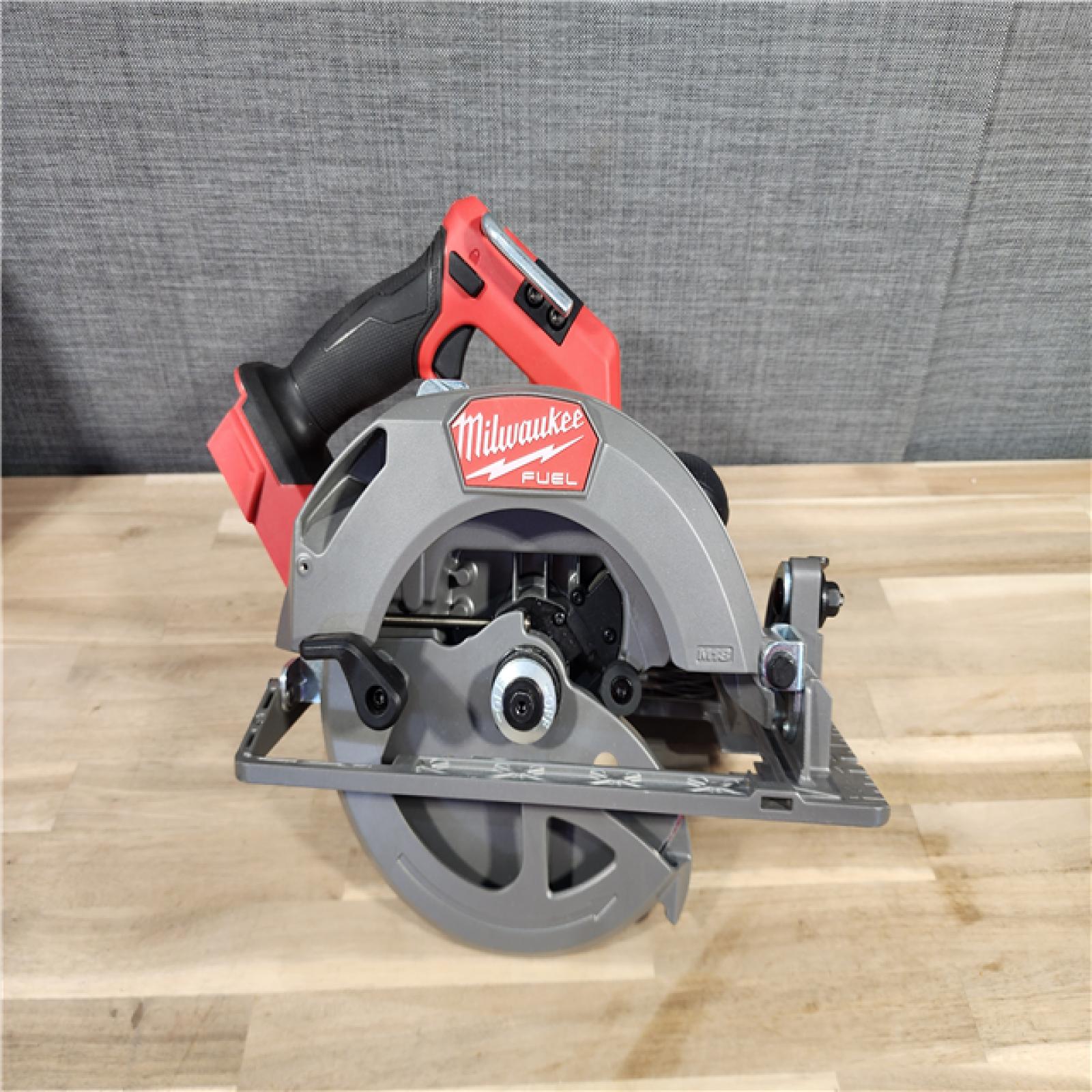 HOUSTON LOCATION - AS-IS Milwaukee Tools M18 FUEL 7-1/4 Circular Saw (Tool Only) 2834-20