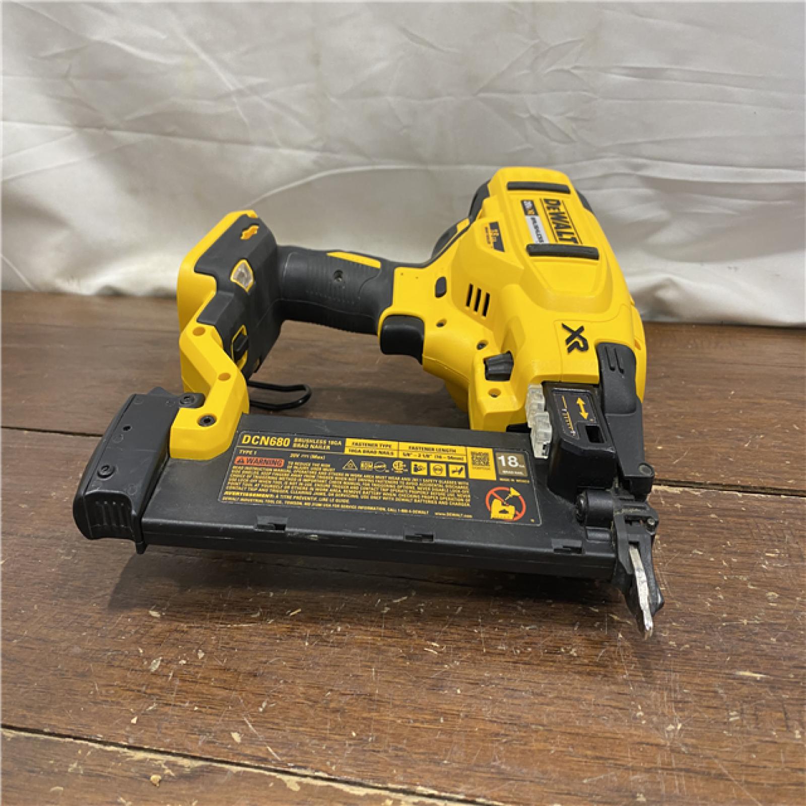 AS-IS DEWALT 20V MAX XR 18 Gauge Brad Nailer Kit