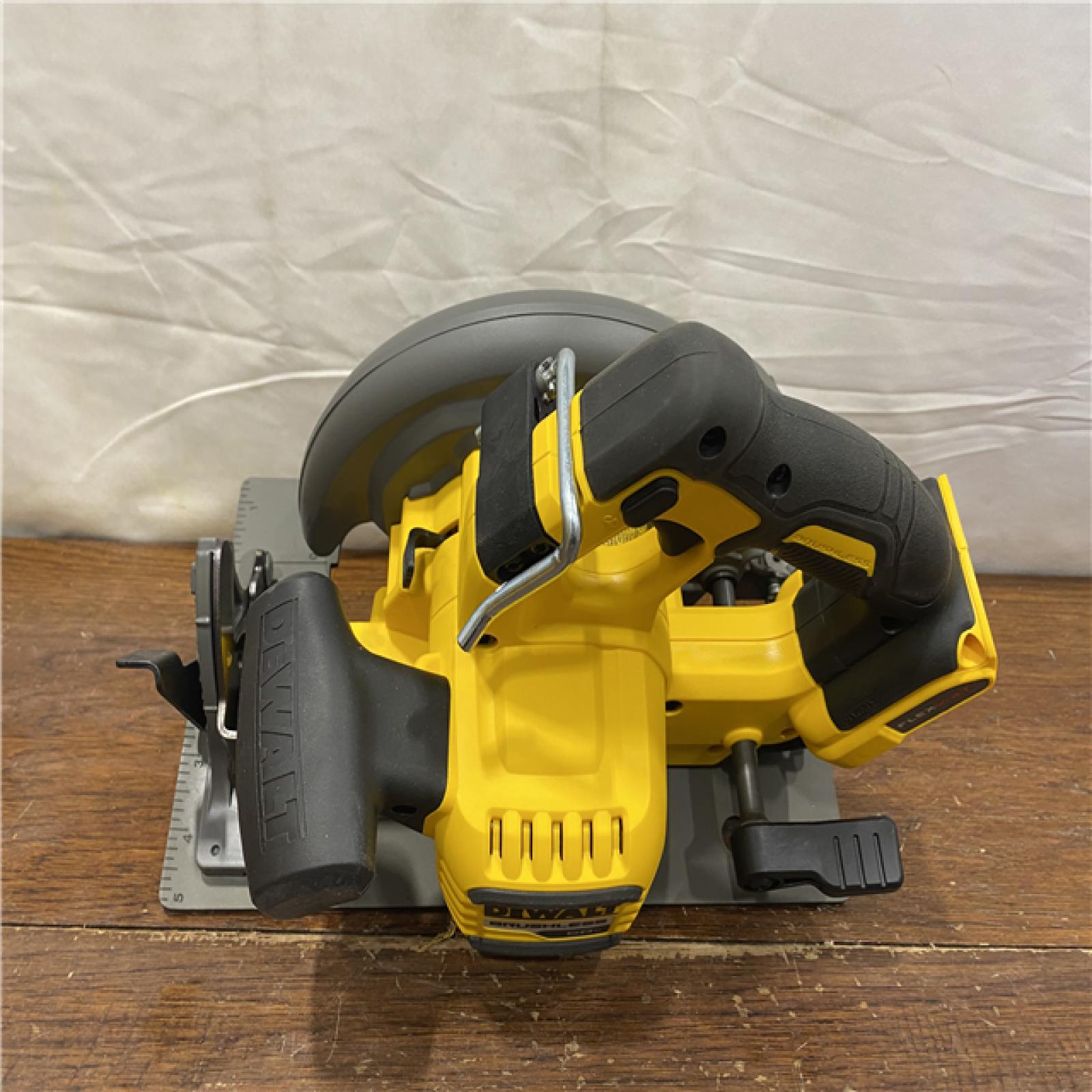 AS-IS DeWALT Flexvolt Max 7-1/4  60V Brushless Circular Saw DCS578B