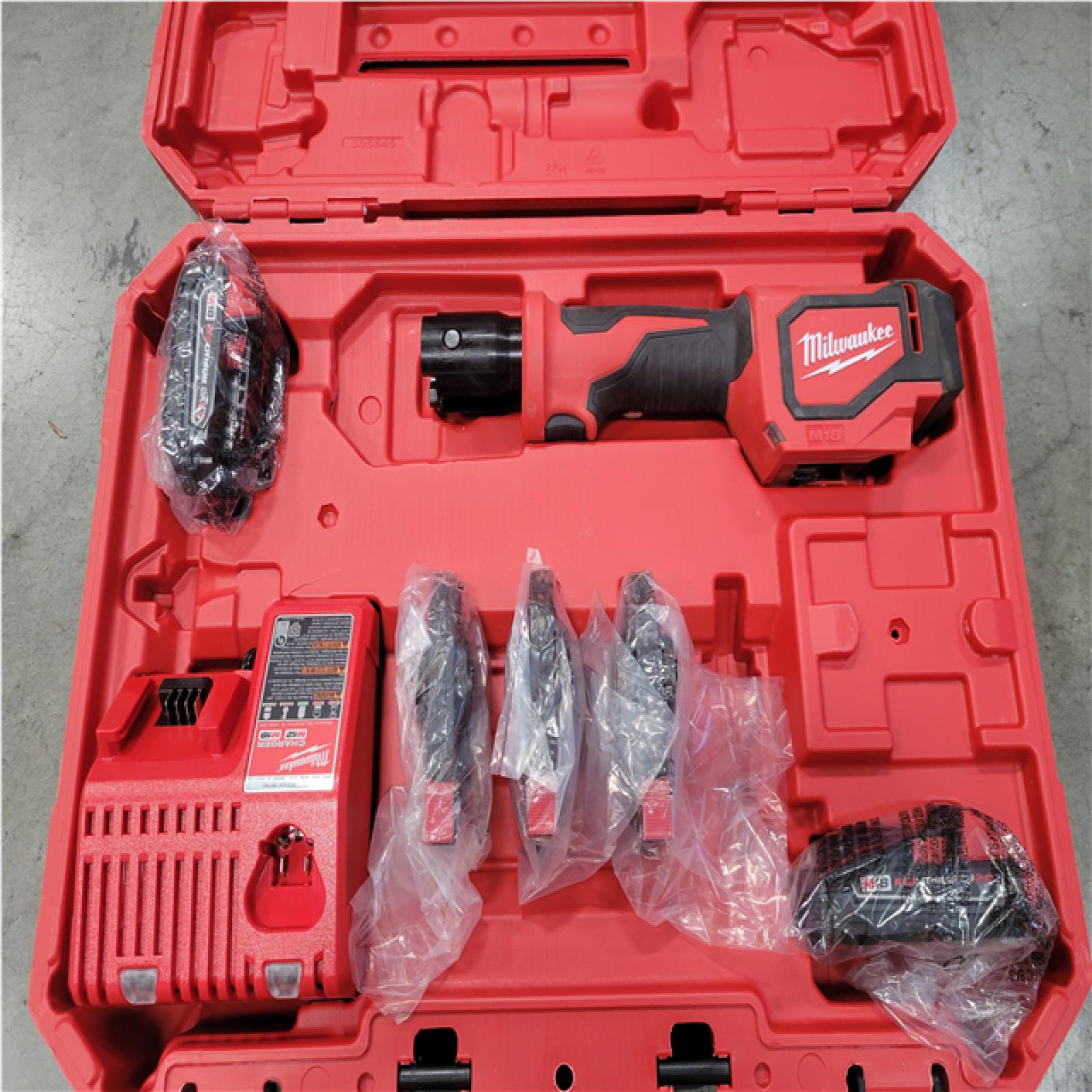 CALIFORNIA LIKE NEW MIWAUKEE M18 SHORT THROW PRESS TOOL LIT WITH PEX CRIMP JAWS