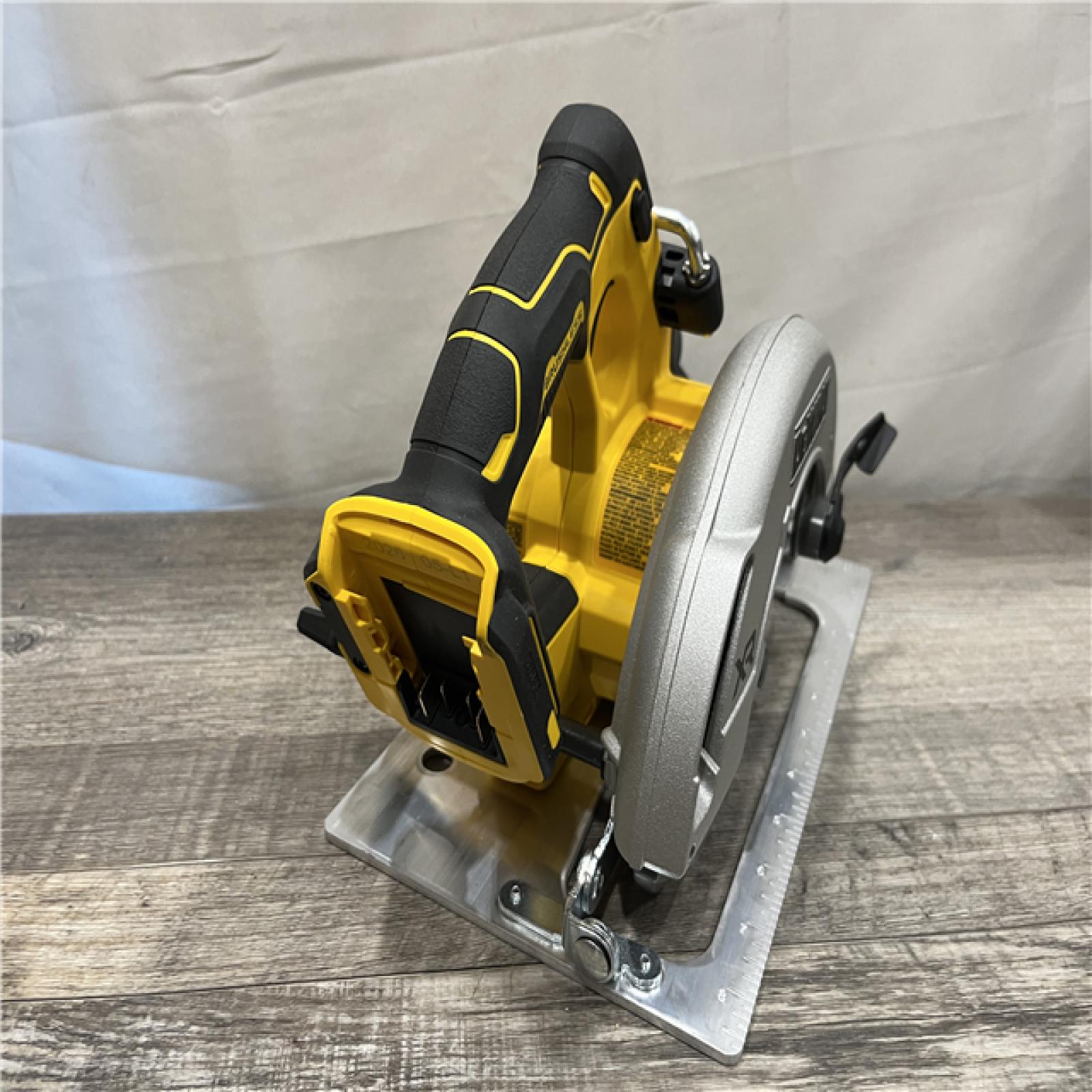AS-IS DEWALT 20-Volt MAX 7-1/4 in. Cordless Circular Saw (Tool Only)