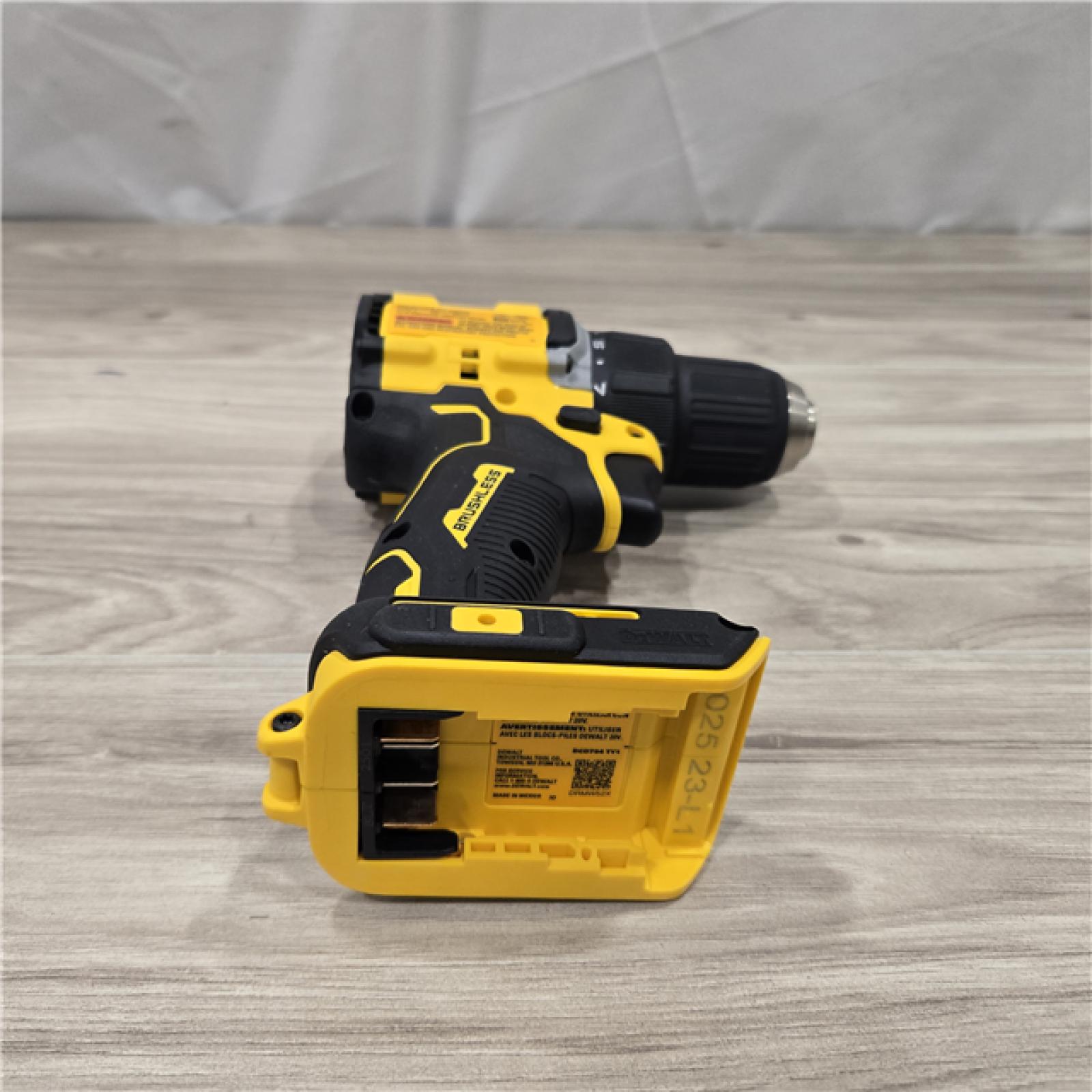 AS-IS DEWALT ATOMIC COMPACT SERIES 20V MAX* Cordless 1/2 Drill/Driver Kit