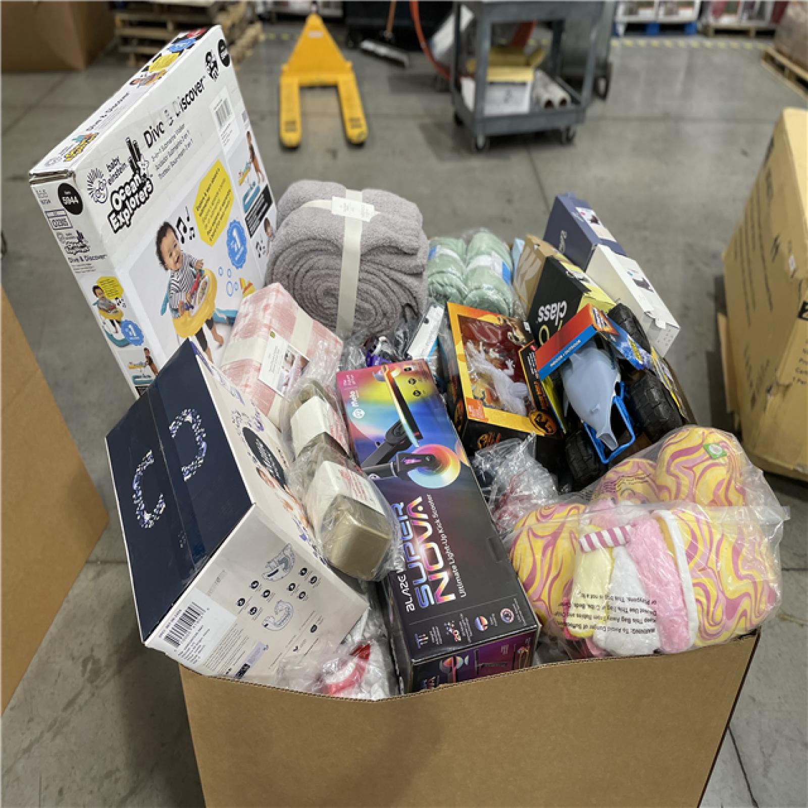 DALLAS LOCATION- NEW! BULLSEYE MIXED CLOTHING PALLET (300 UNITS)