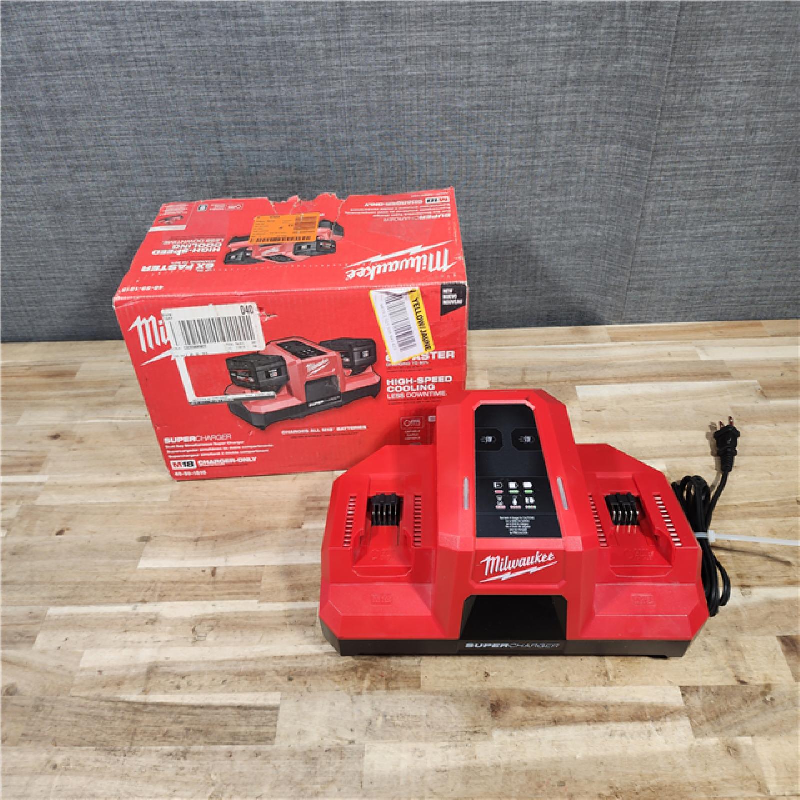 HOUSTON LOCATION - AS-IS Milwaukee M18 18V Dual Bay Simultaneous Super Charger (TOOL ONLY)
