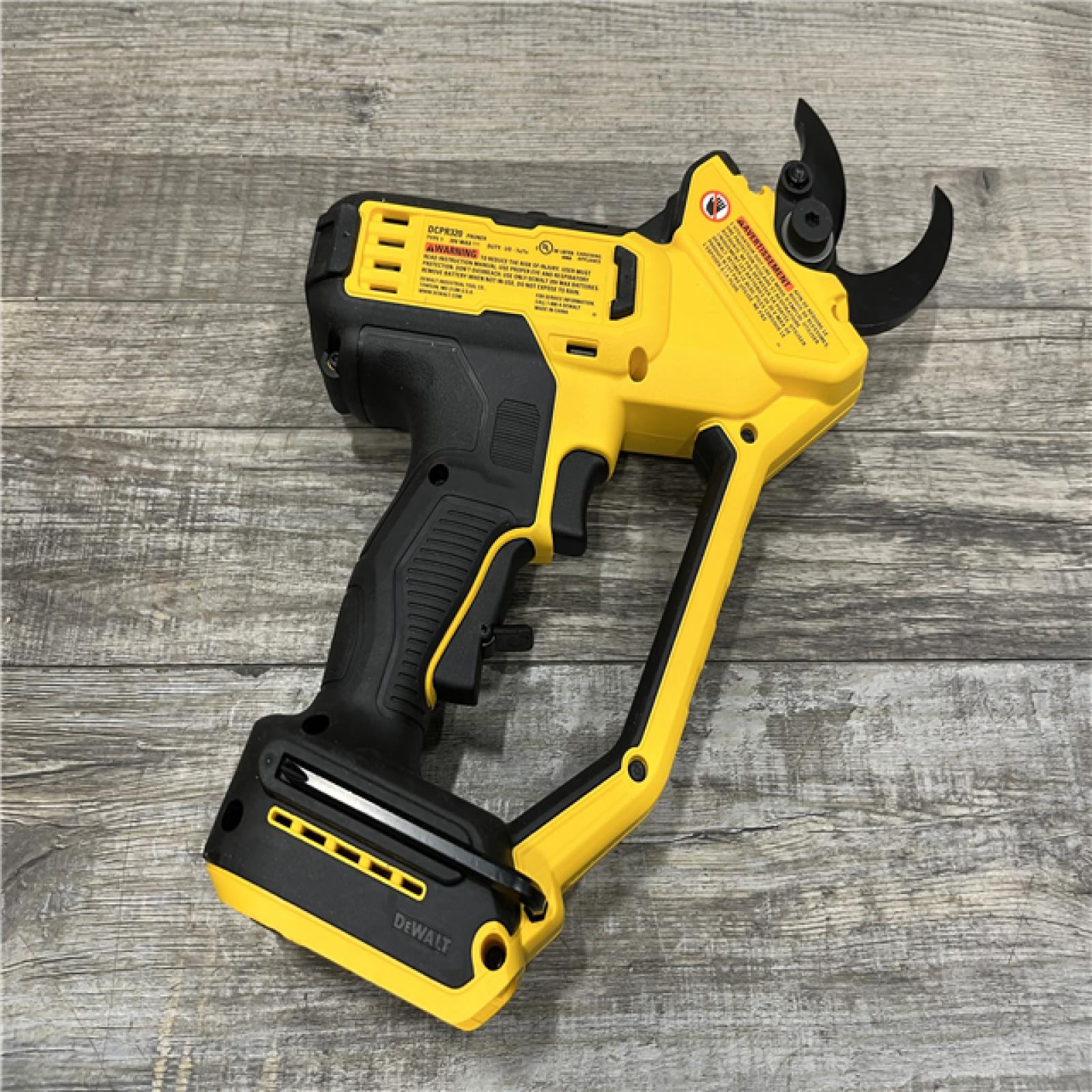 AS-IS DEWALT 20V MAX Cordless Battery Powered Pruner Kit