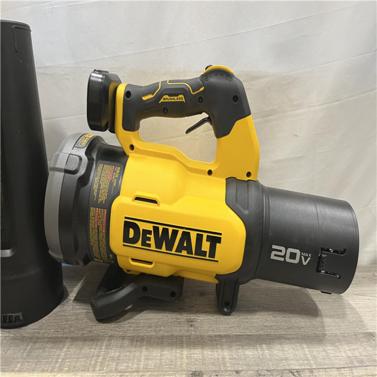 AS-IS DEWALT 20V MAX XR 550 CFM 133 MPH Cordless Battery Powered Blower Kit