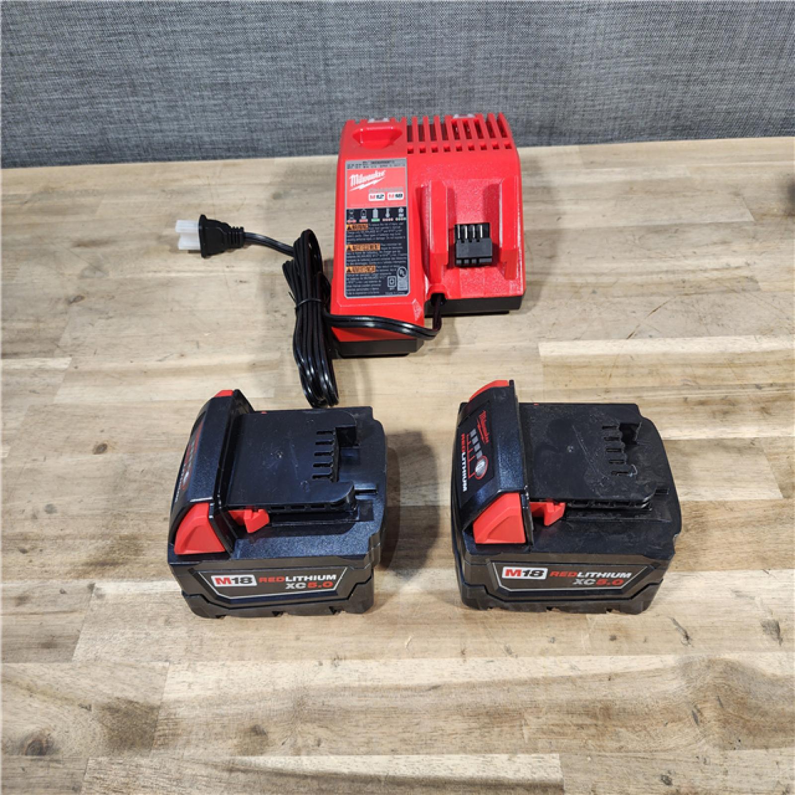 HOUSTON LOCATION - AS-IS Milwaukee 2744-20 M18 FUEL 3-1/2 in. 18-Volt 21-Degree Lithium-Ion Brushless Cordless Framing Nailer W/ (2) BATTERY & CHARGER