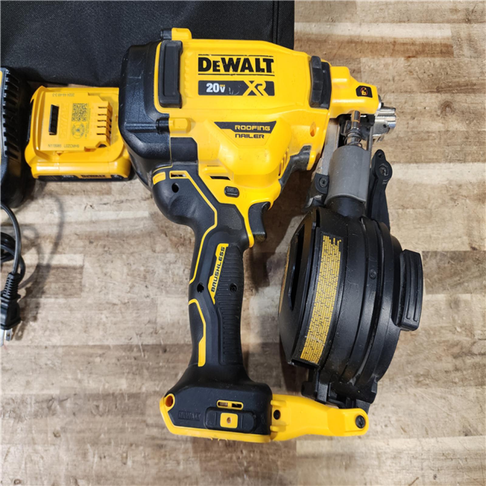 HOUSTON LOCATION - AS - IS DEWALT 20V MAX Lithium-Ion 15-Degree Electric Cordless Roofing Nailer Kit