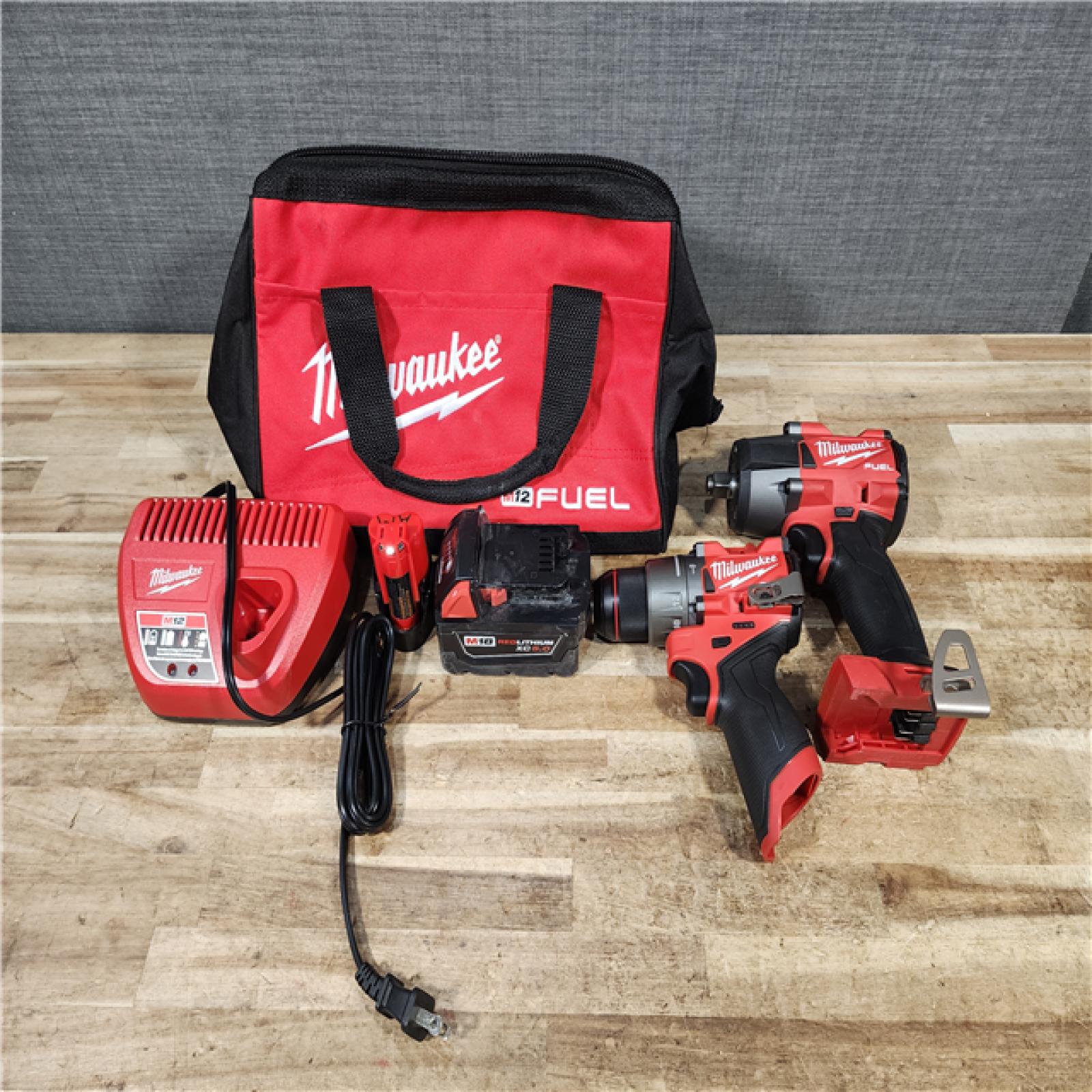HOUSTON LOCATION - AS - IS Milwaukee 2 Tool Combo Kit W/ (2) Battery & Charger