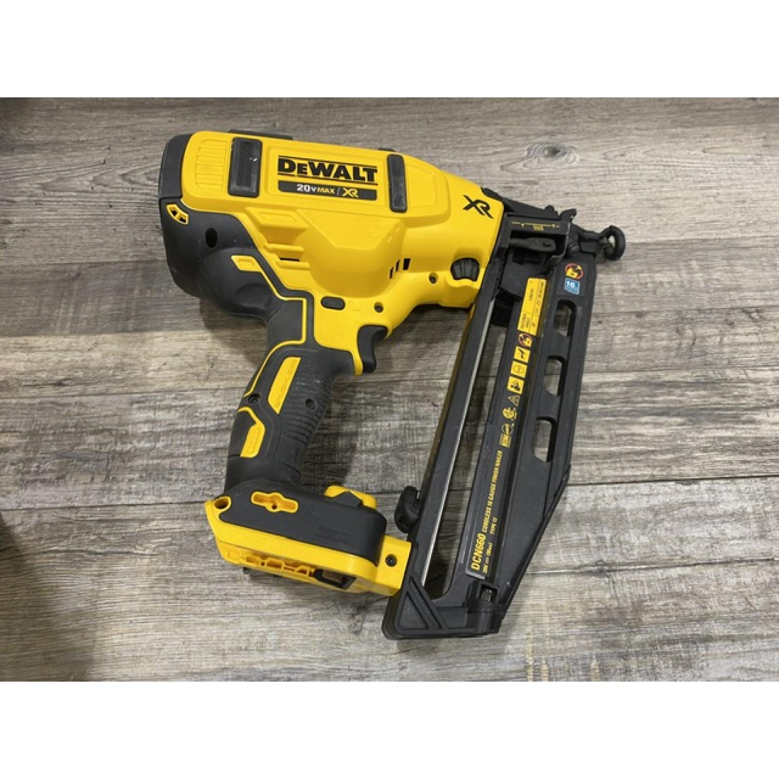 AS-IS DEWALT 20V MAX XR 16-Gauge Electric Cordless Angled Finishing Nailer Kit