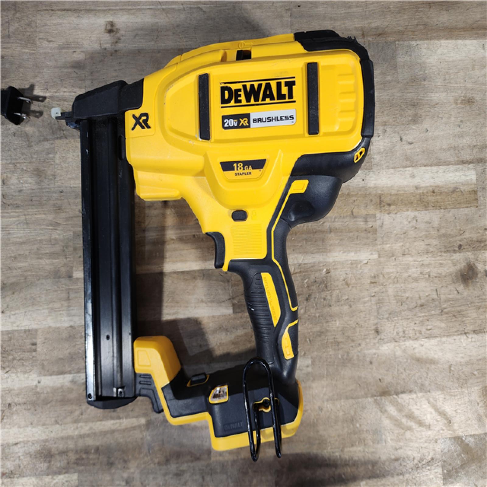 HOUSTON LOCATION - AS-IS DeWALT DCN681D1 20-Volt MAX 18ga Cordless Brushless Narrow Crown Stapler Kit w/ BATTERY & CHARGER