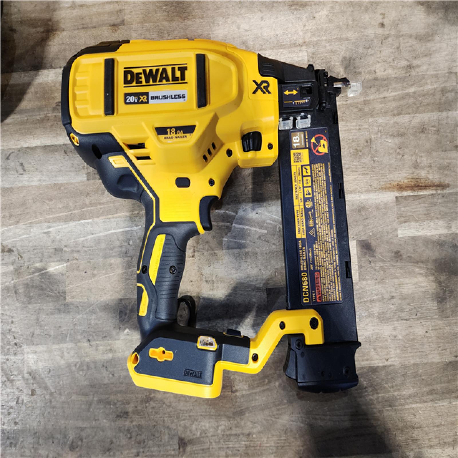 HOUSTON LOCATION - AS-IS DEWALT 20V MAX XR 18 Gauge Brad Nailer Kit