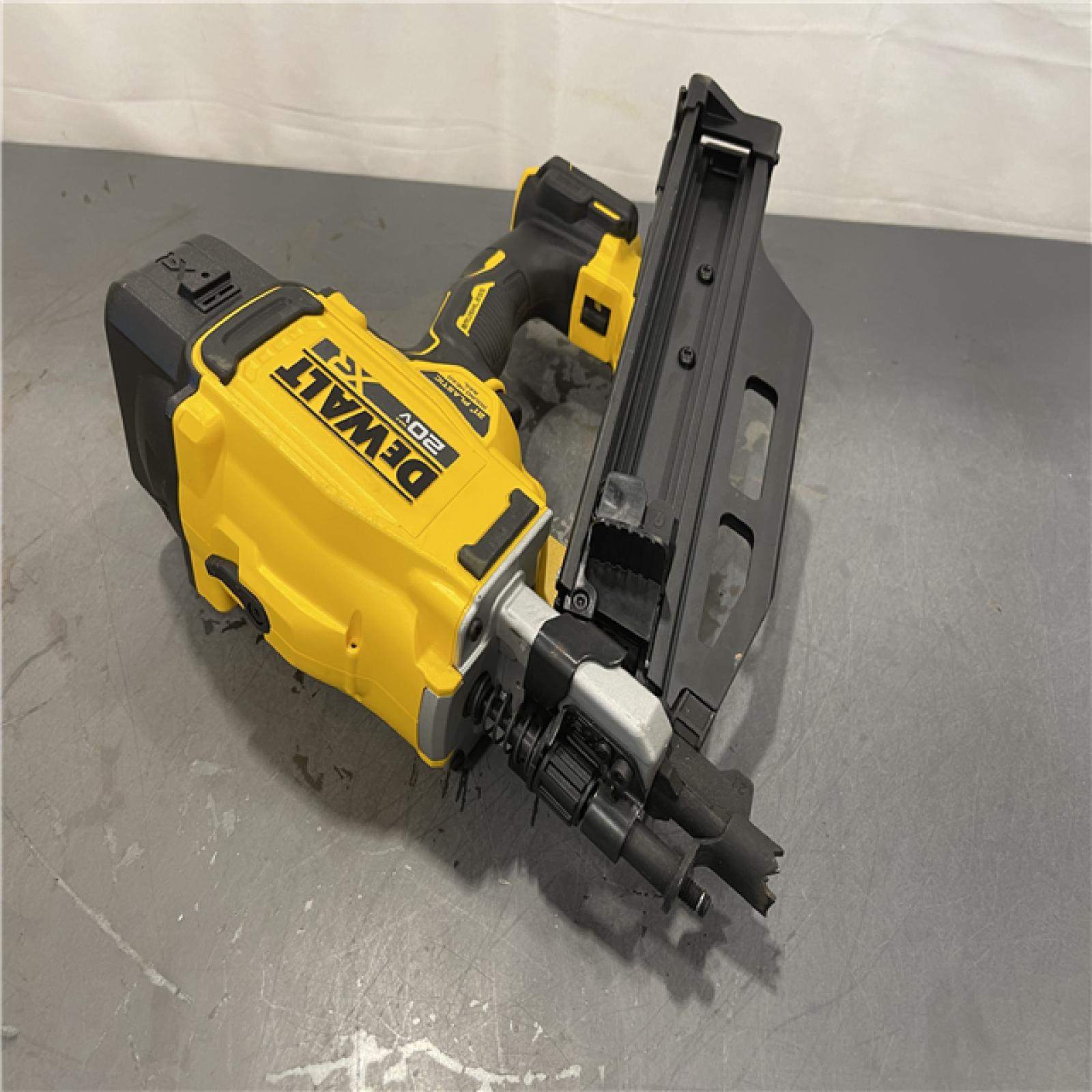 AS-IS - DEWALT 20-Volt 21° Cordless Framing Nailer