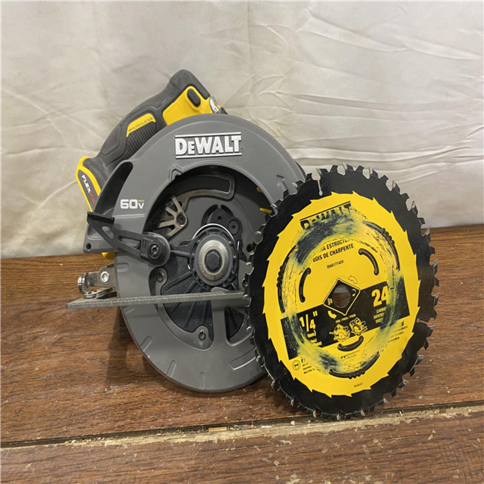 AS-IS DeWALT Flexvolt Max 7-1/4  60V Brushless Circular Saw DCS578B