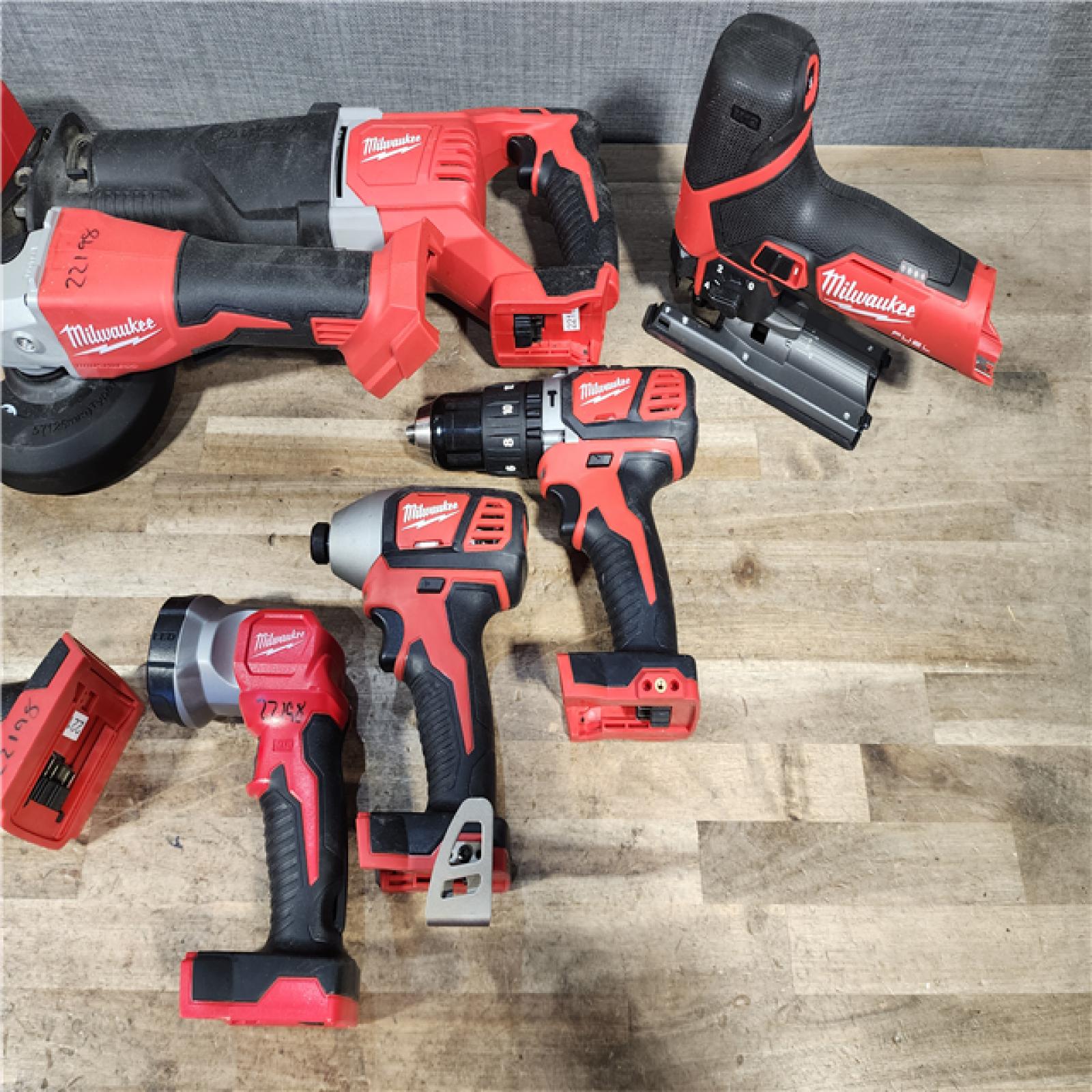 HOUSTON LOCATION - AS-IS MILWAUKEE 7 TOOL COMBO KIT W/ (2) BATTERY & CHARGER