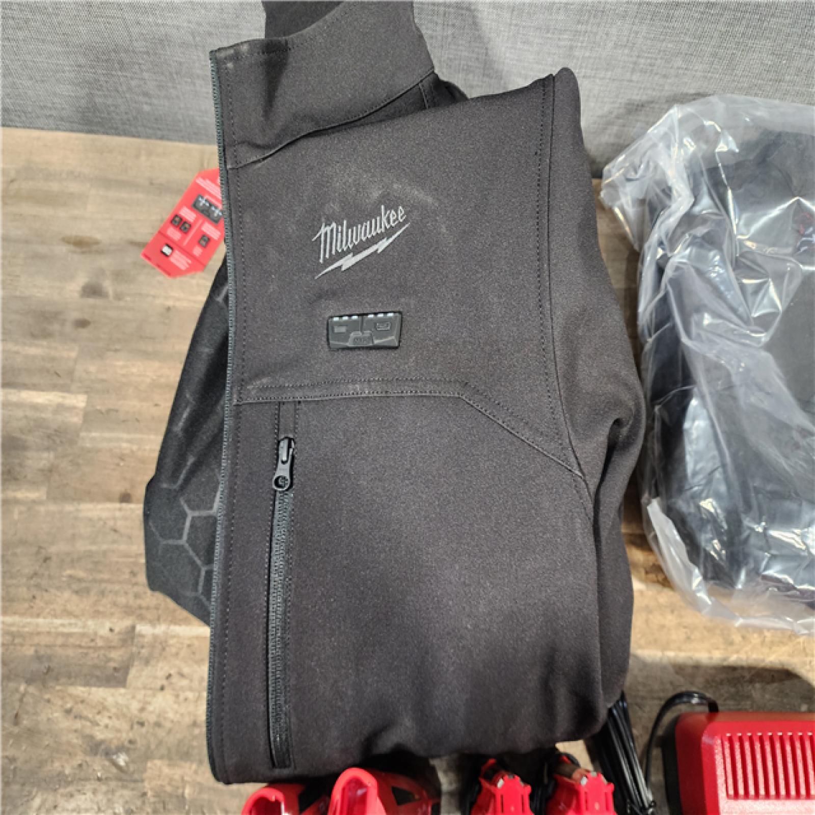 HOUSTON LOCATION - AS-IS MILWAUKEE 2 HEATED CLOTHING COMBO KIT