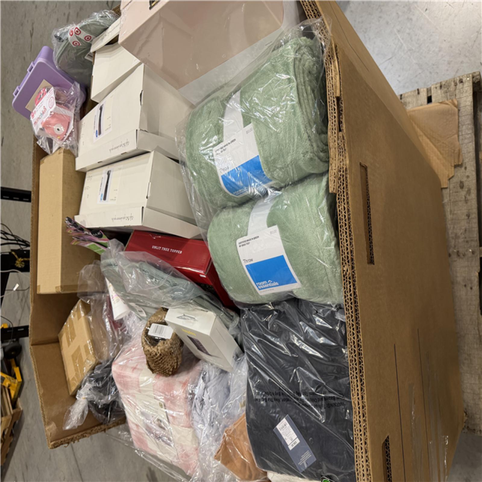 DALLAS LOCATION- NEW!- BULLSEYE MIXED PALLET