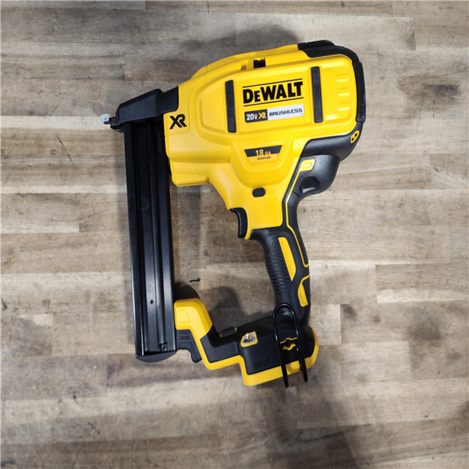 HOUSTON LOCATION - AS-IS DeWALT DCN681D1 20-Volt MAX 18ga Cordless Brushless Narrow Crown Stapler Kit w/ BATTERY & CHARGER