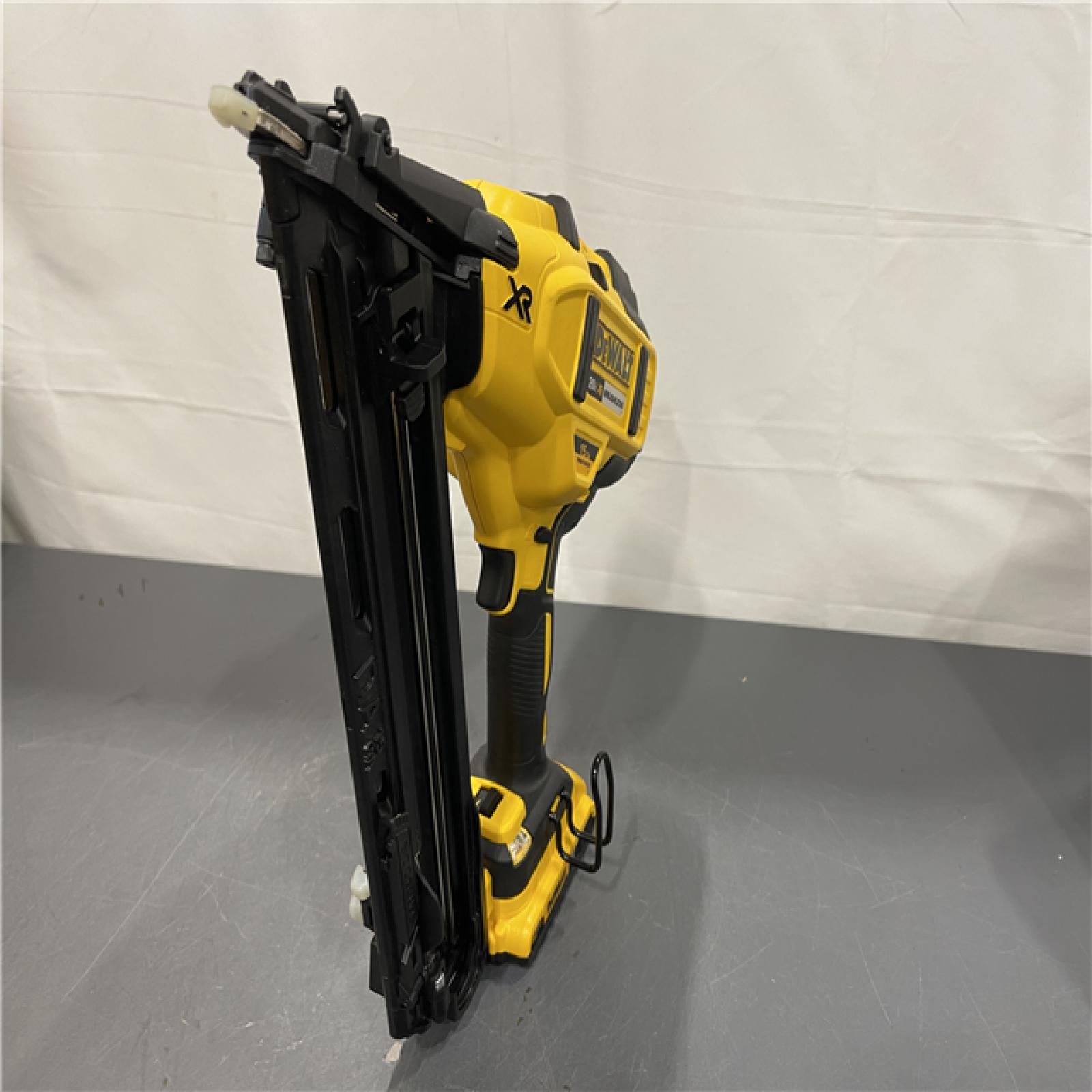 AS-IS - DeWalt 20V MAX XR Lithium-Ion Cordless 2-1/2 in. 5-Gauge Finish Nailer Kit