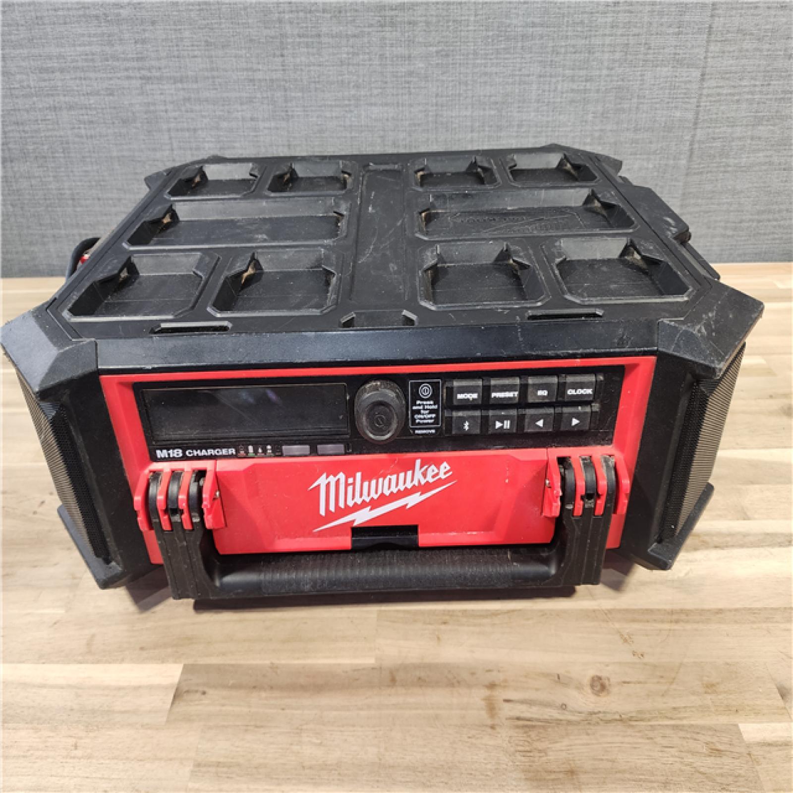 HOUSTON LOCATION - AS-IS Milwaukee 2950-20 18V M18 PACKOUT Lithium-Ion Cordless Radio + Charger (Tool Only)