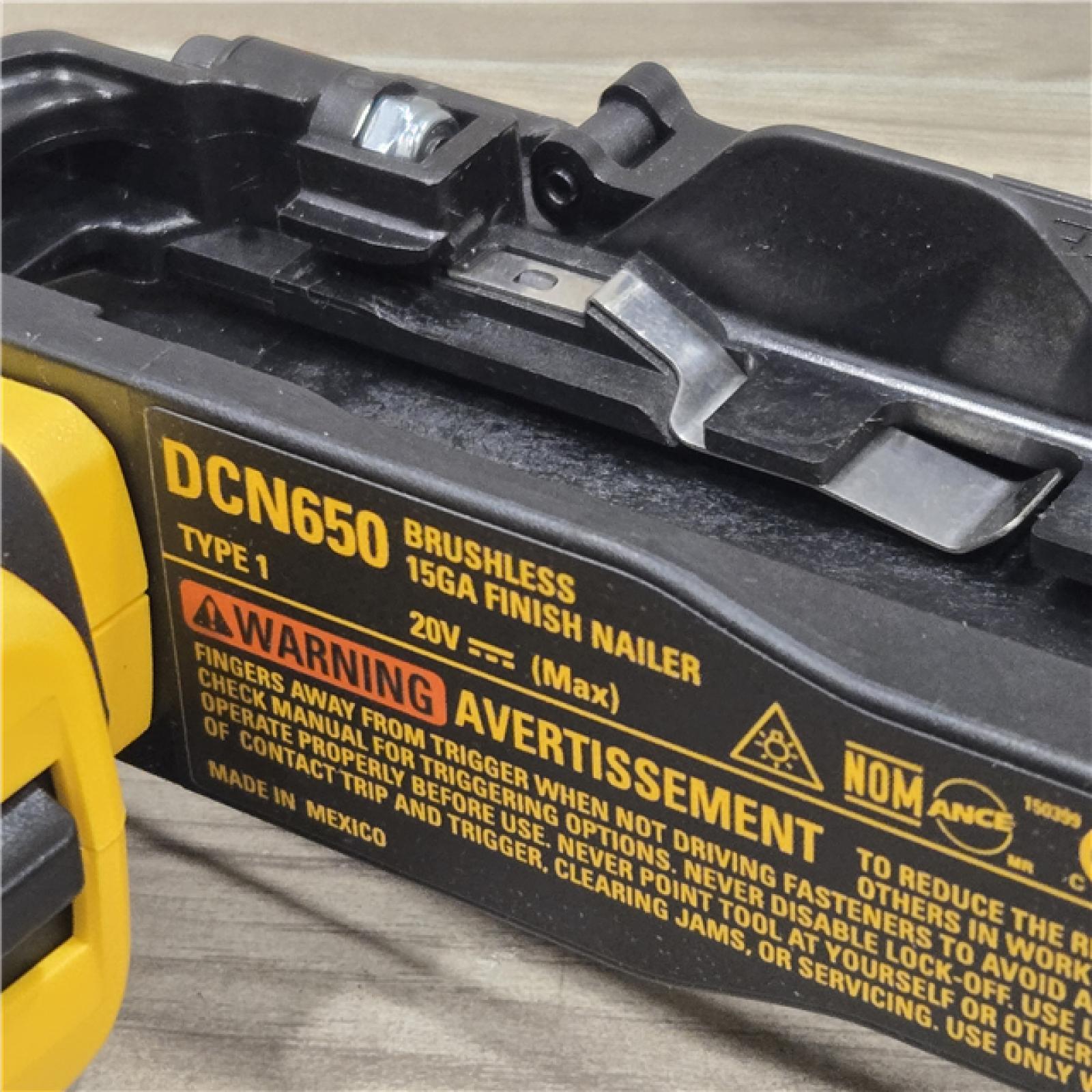 AS-IS DeWalt 15 GA ANGLED FINISH NAILER KIT