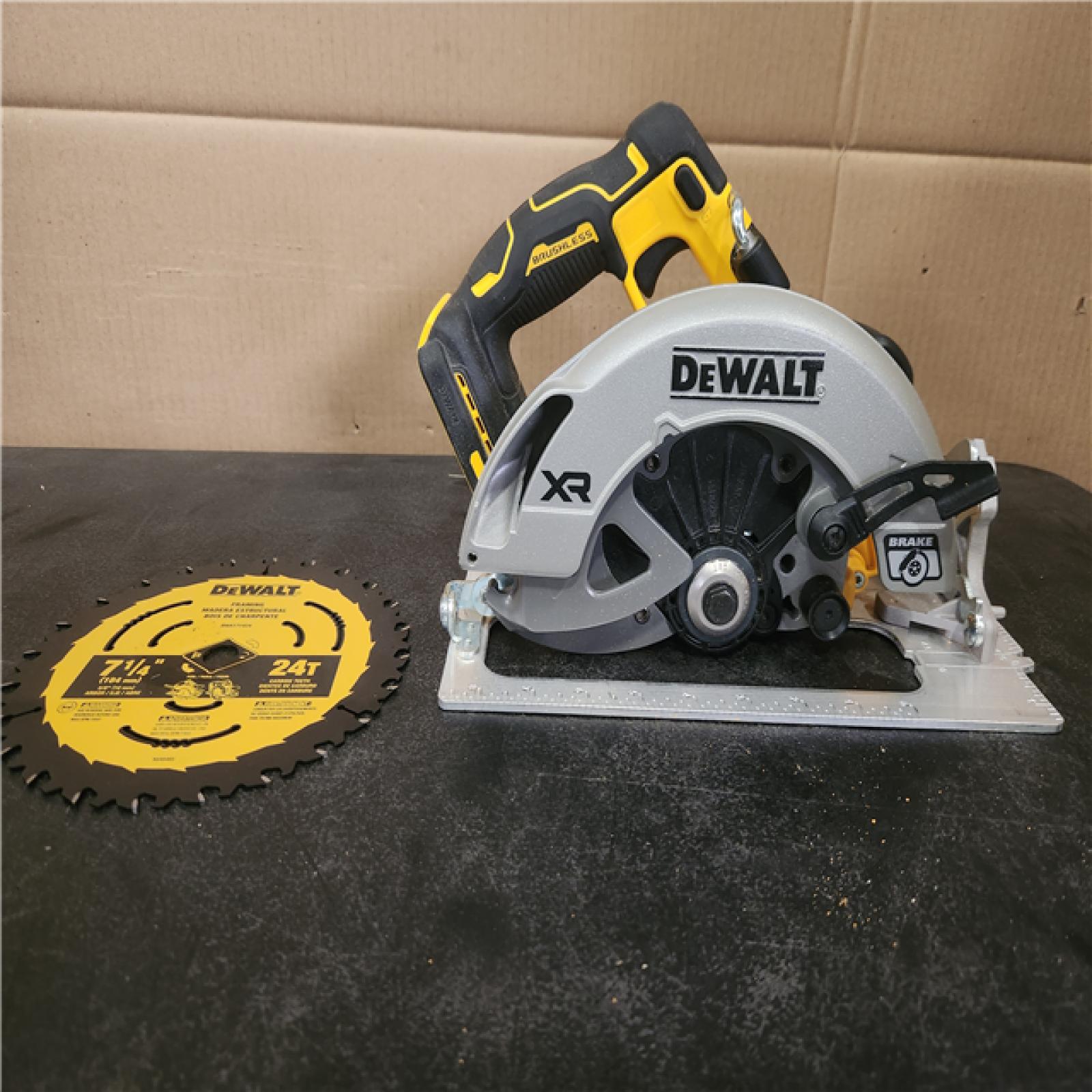 Phoenix LIKE NEW DEWALT 20-Volt MAX 7-1/4 in. Cordless Circular Saw (Tool Only)