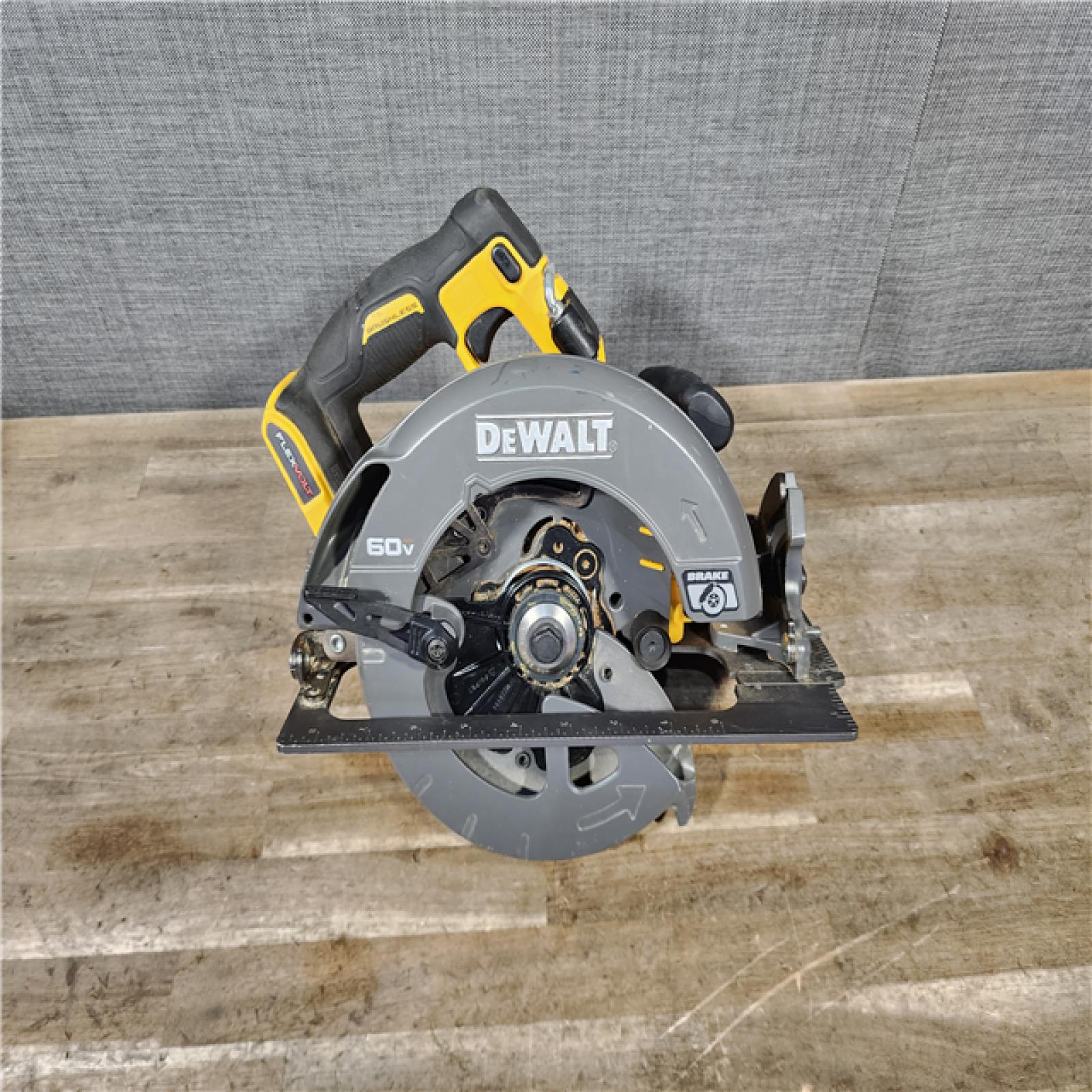 HOUSTON LOCATION - AS-IS DEWALT FLEXVOLT 60V MAX Cordless Brushless 7-1/4 in. Circular Saw with Brake (Tool Only)