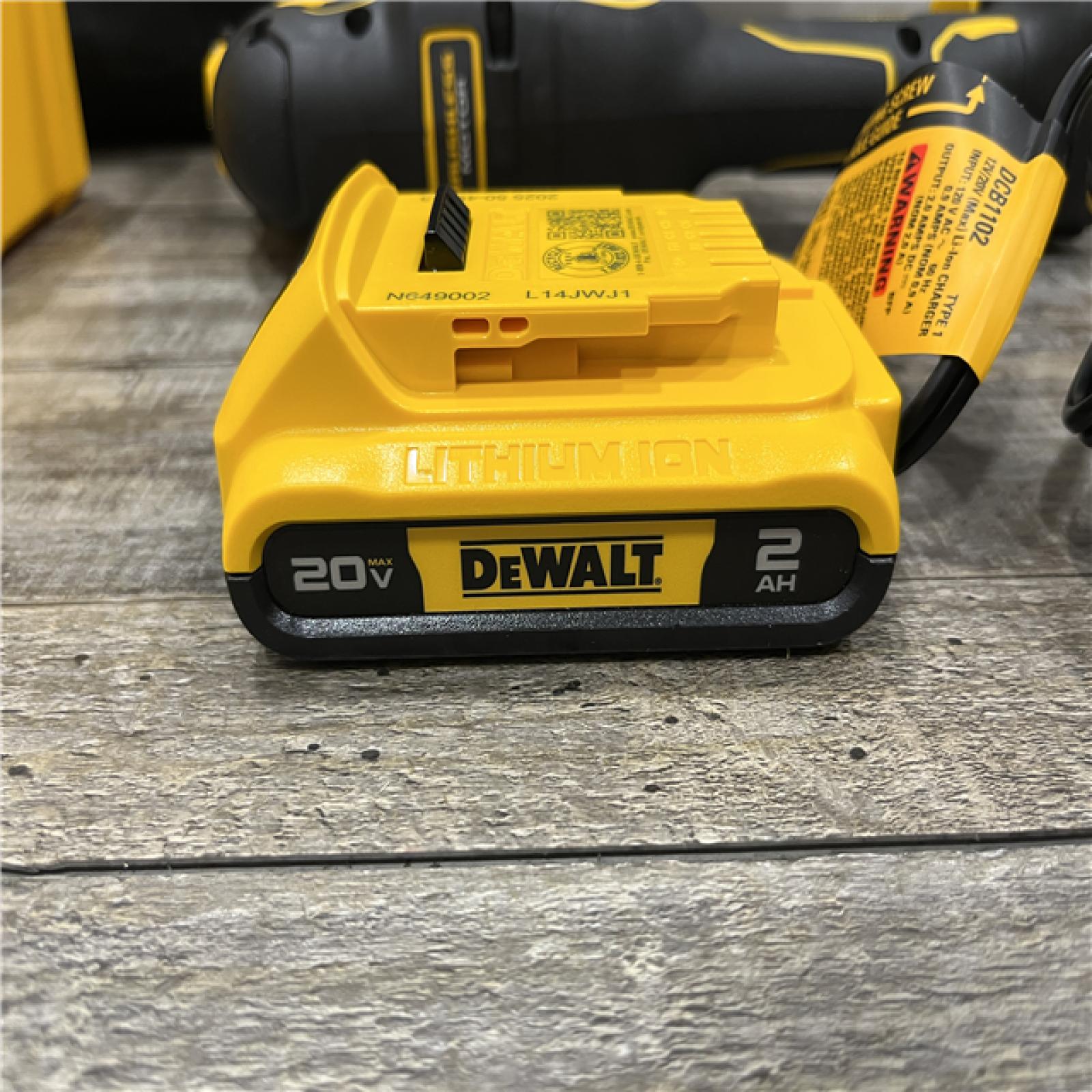 AS-IS DEWALT 20V MAX XR Cordless Brushless 3-Speed Oscillating Multi Tool Kit