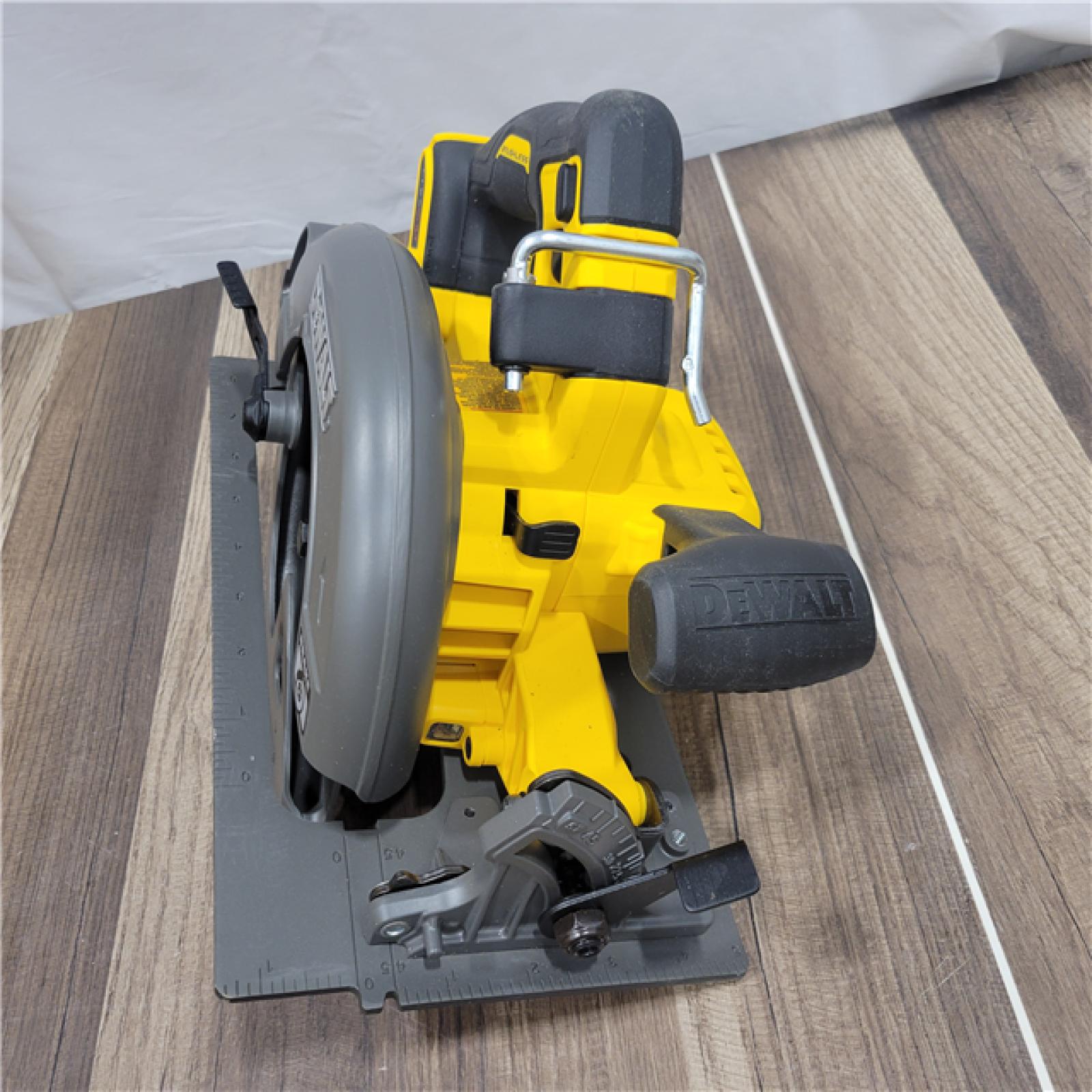 AS-IS DeWALT Flexvolt Max 7-1/4  60V Brushless Circular Saw DCS578B (Bare Tool)