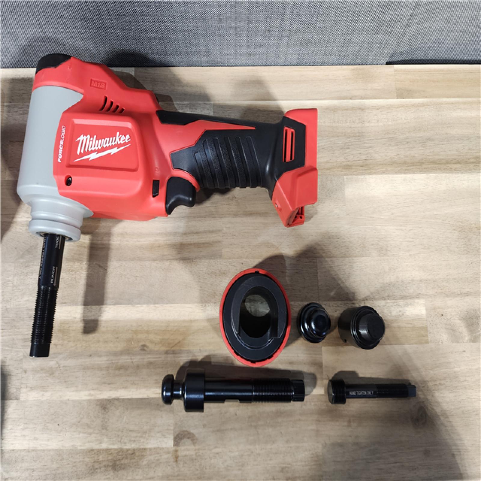 HOUSTON LOCATION - AS-IS MILWAUKEE FORCELOGIC M18 10T KNOCKOUT TOOL 1/2 - 2 KIT
