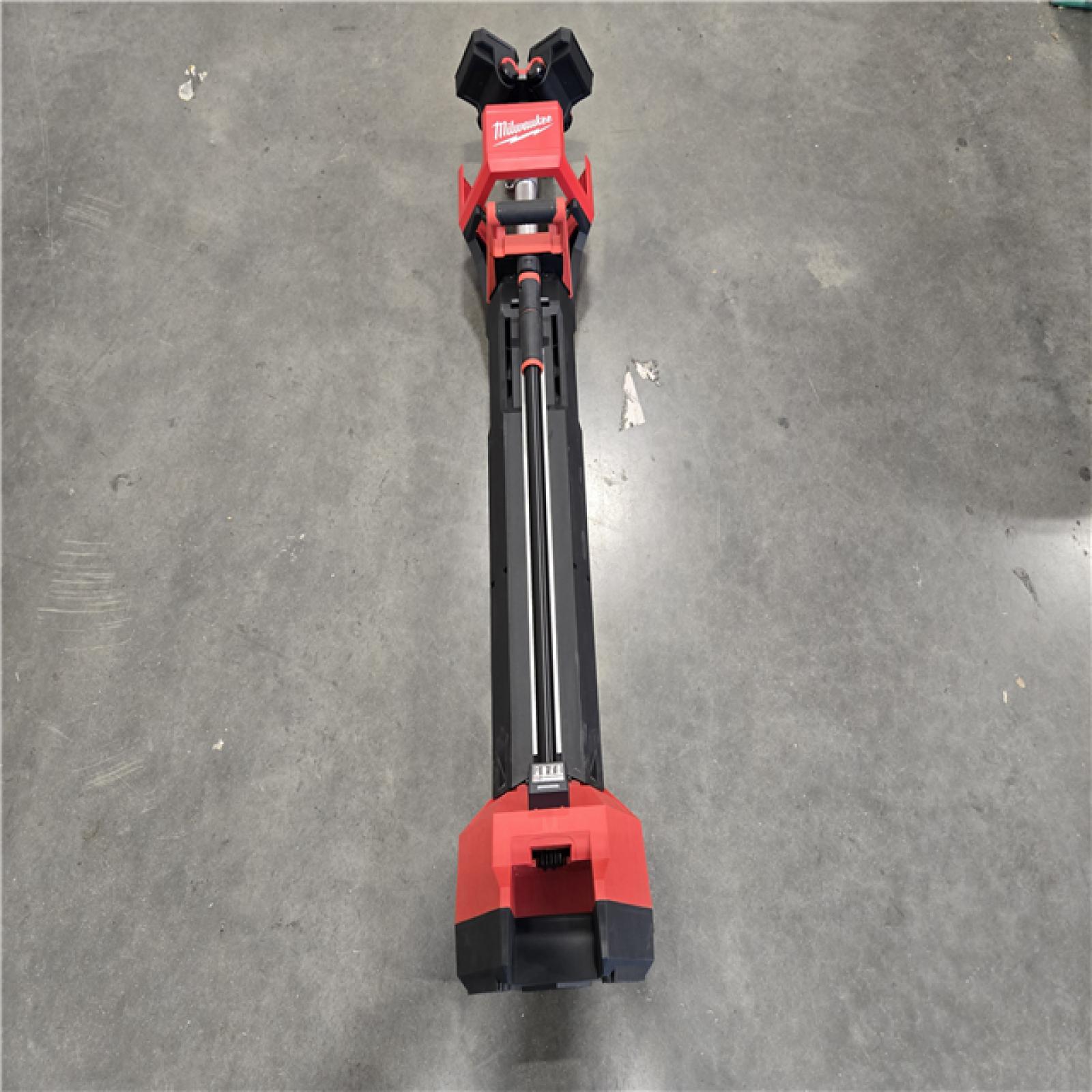 Milwaukee M18 18V Cordless 6 000 Lumens Rocket Dual Power Tower Light with Charger (Tool-Only)