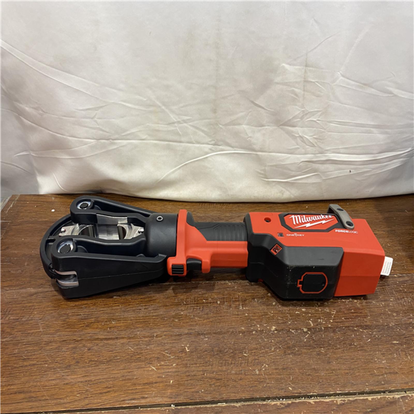 AS-IS Milwaukee 2879-22 M18 FORCE LOGIC 15-Ton Crimper 2.0Ah + 5.0 Ah Kit