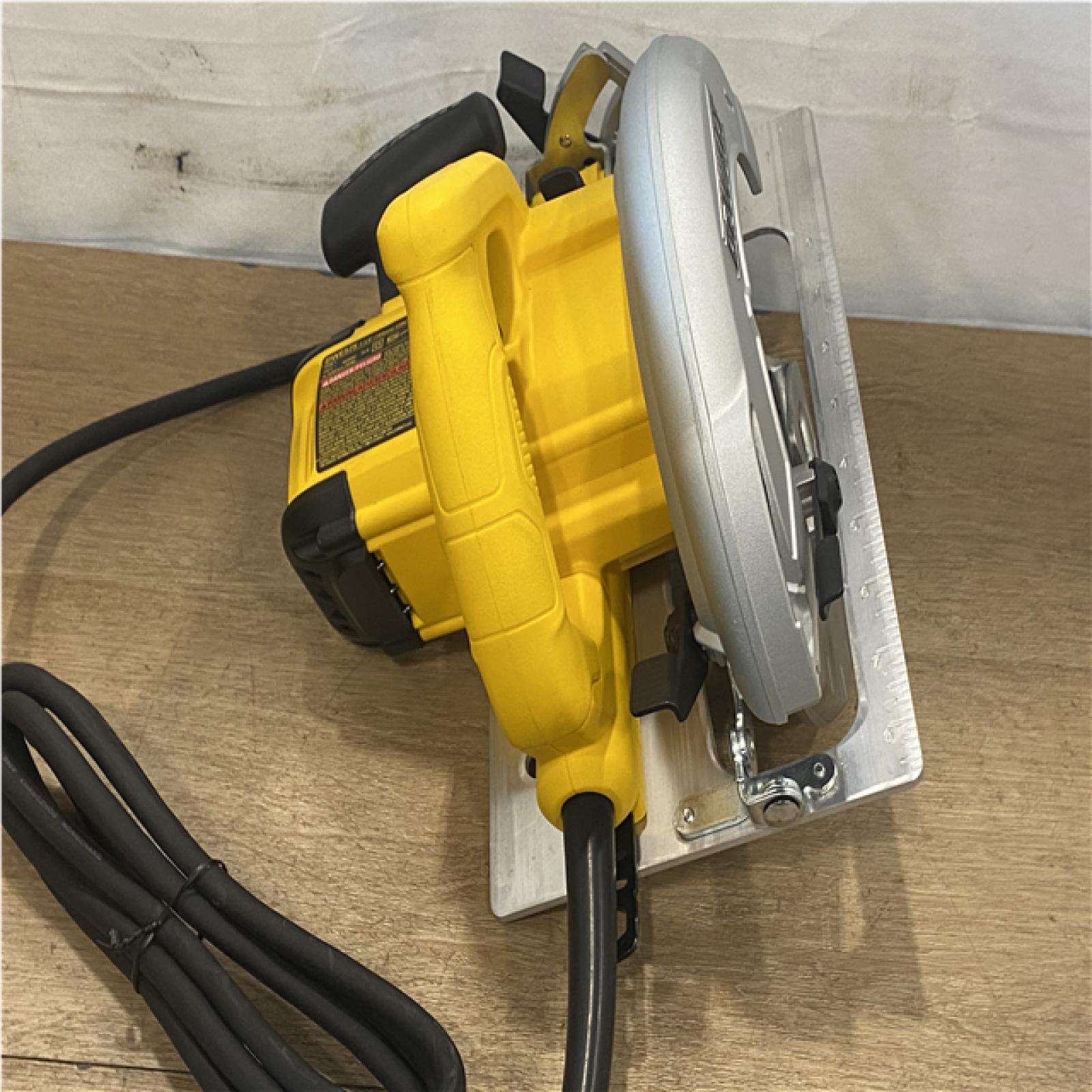 AS-IS DEWALT 15 Amp Corded 7-1/4 in. Lightweight Circular Saw