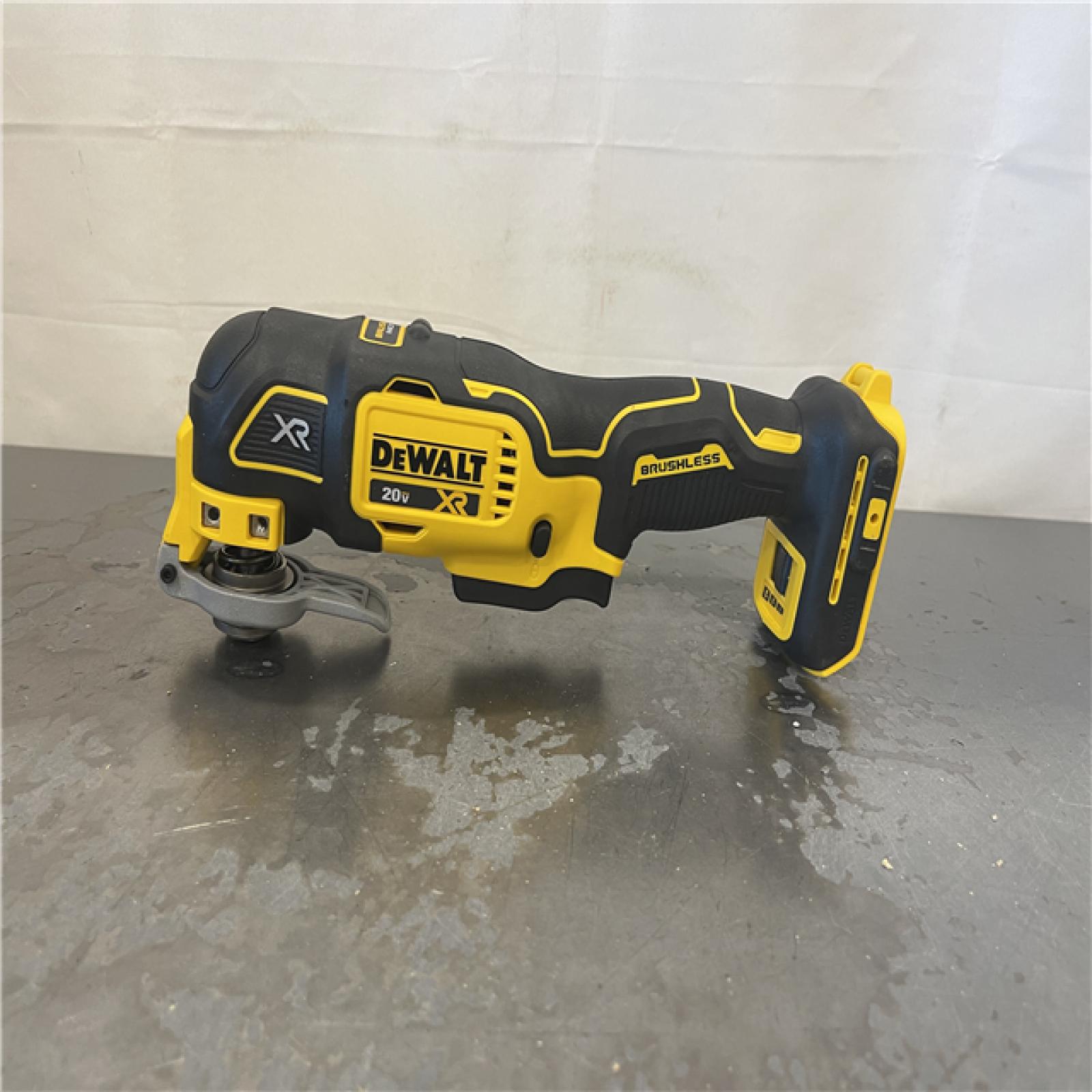 AS-IS- DEWALT 20-Volt MAX XR Cordless 3-speed Brushless Oscillating Multi-Tool (Tool-Only)