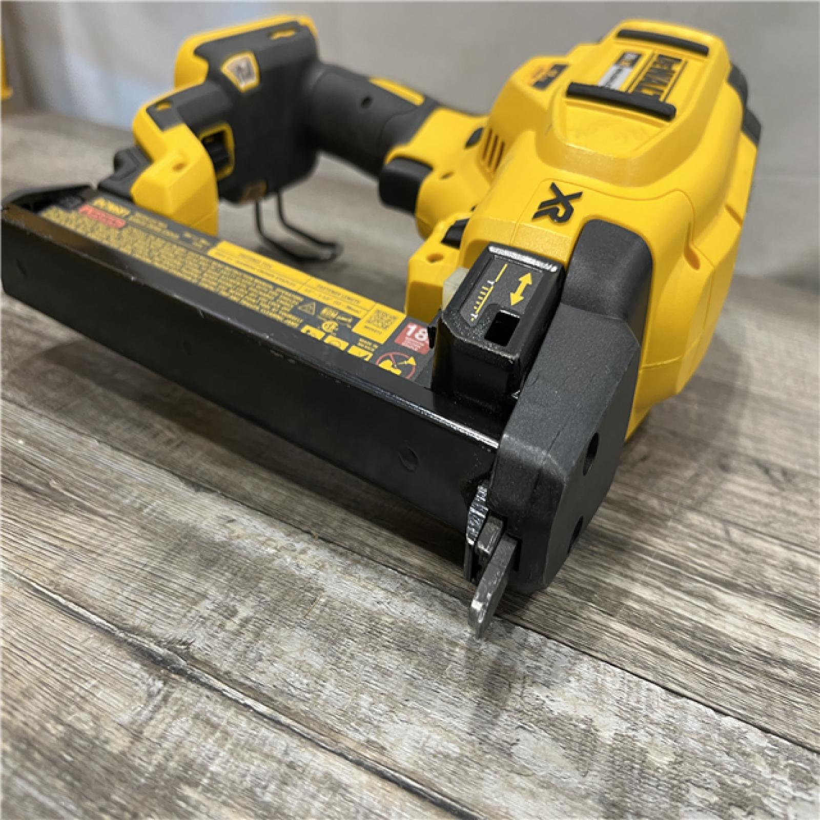AS-IS DEWALT 20V MAX XR Lithium-Ion Cordless 18-Gauge Narrow Crown Stapler Kit
