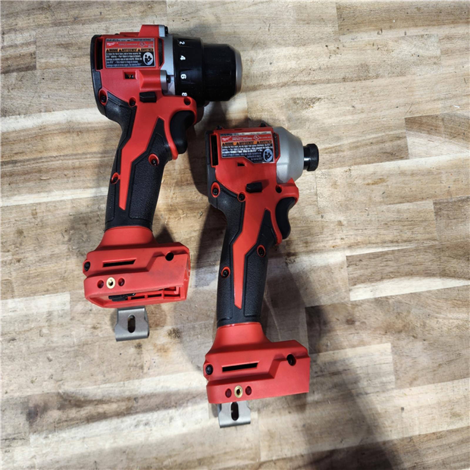 HOUSTON LOCATION - AS-IS MILWAUKEE 2 TOOL COMBO KIT W/ (2) BATTERY & CHARGER