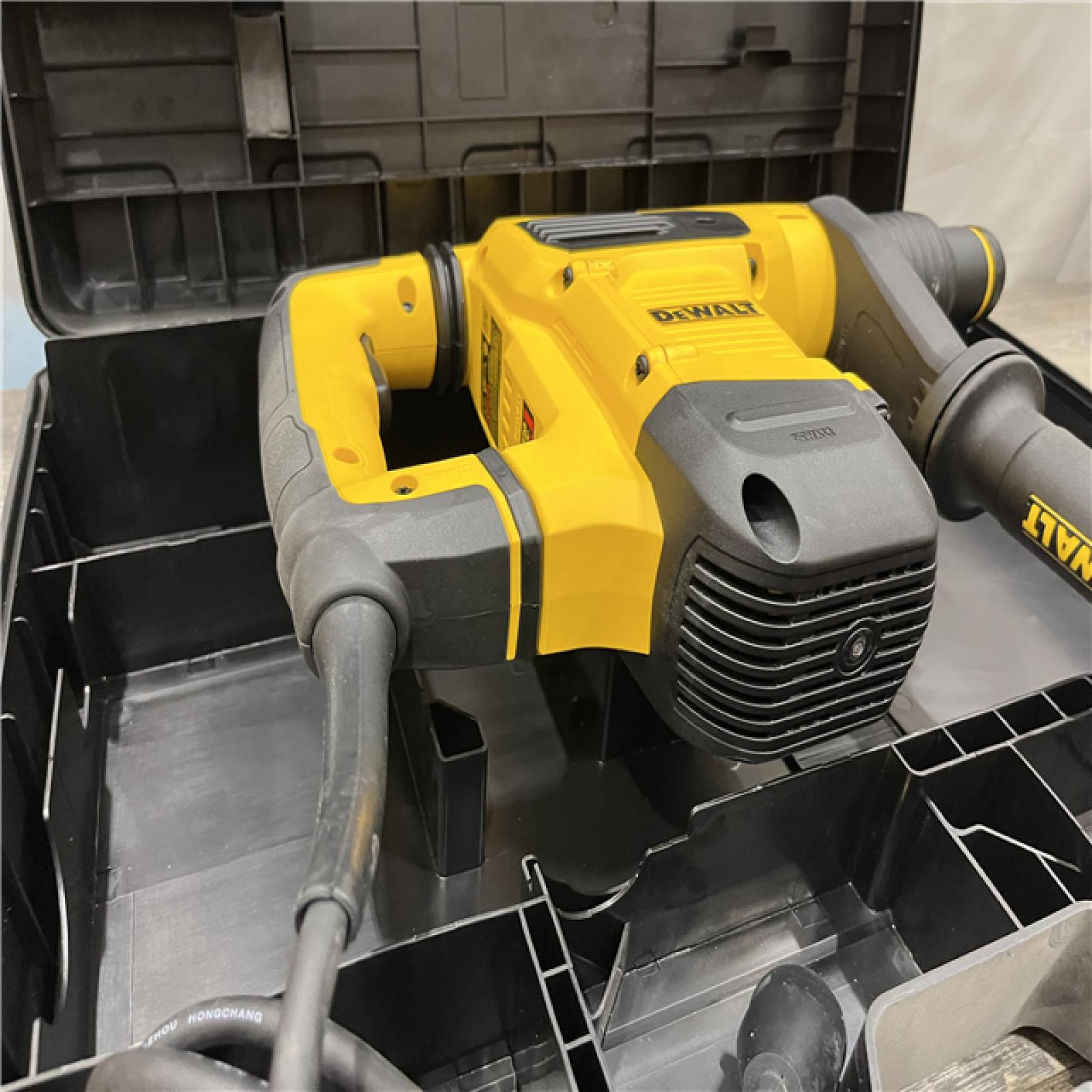 AS-IS DEWALT 10.5 Amp 1-9/16 in. Corded SDS-MAX Combination Concrete/Masonry Rotary Hammer