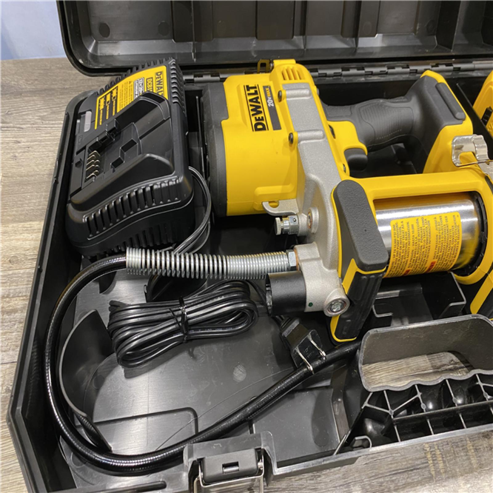 AS-IS DEWALT 20V MAX Cordless 10,000 PSI Variable Speed Grease Gun Kit
