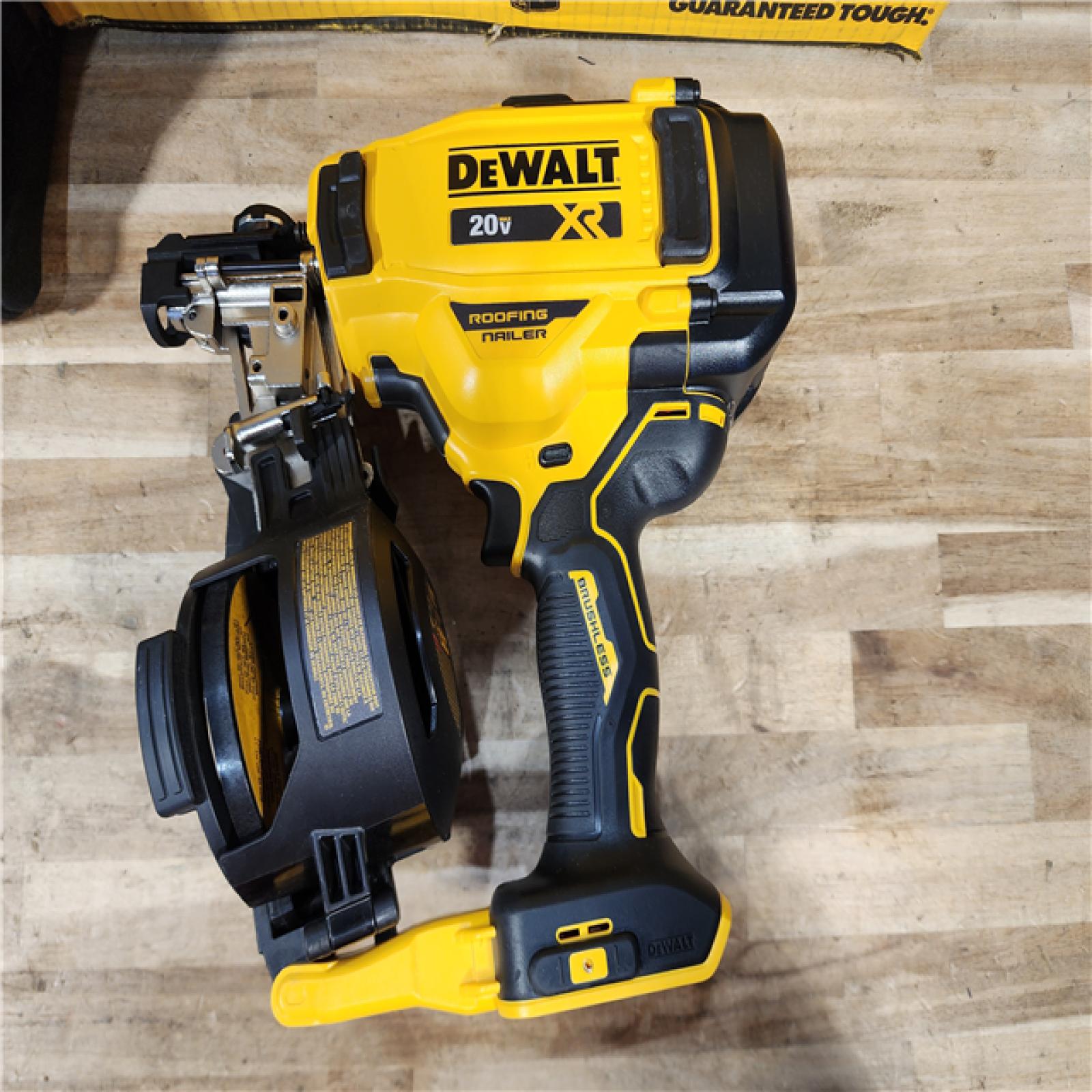 HOUSTON LOCATION - AS-IS (APPEARS LIKE NEW) DEWALT 20V MAX Lithium-Ion 15-Degree Electric Cordless Roofing Nailer Kit