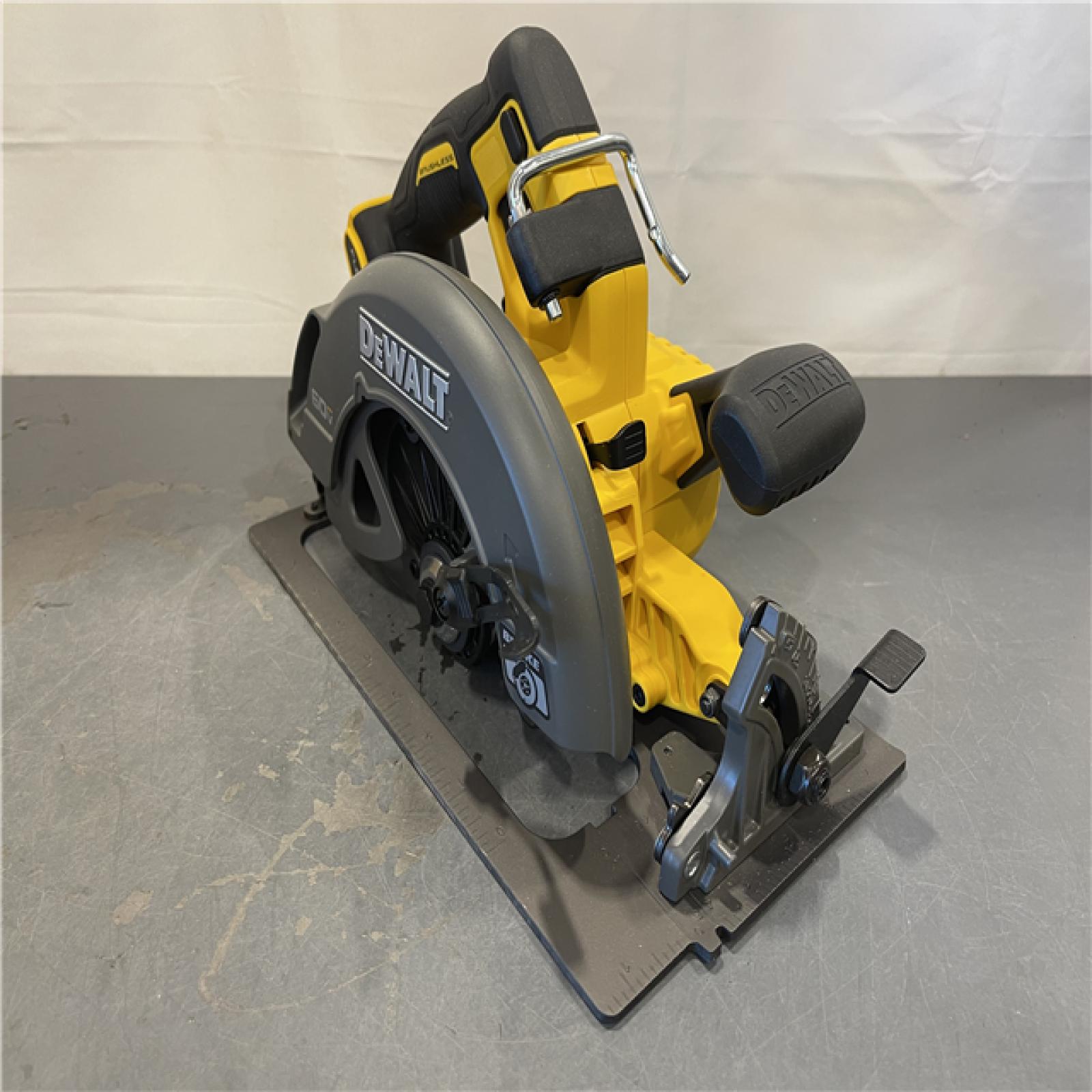 AS-IS - DeWALT FLEXVOLT 60V MAX Cordless Brushless 7-1/4 in. Circular Saw with Brake
