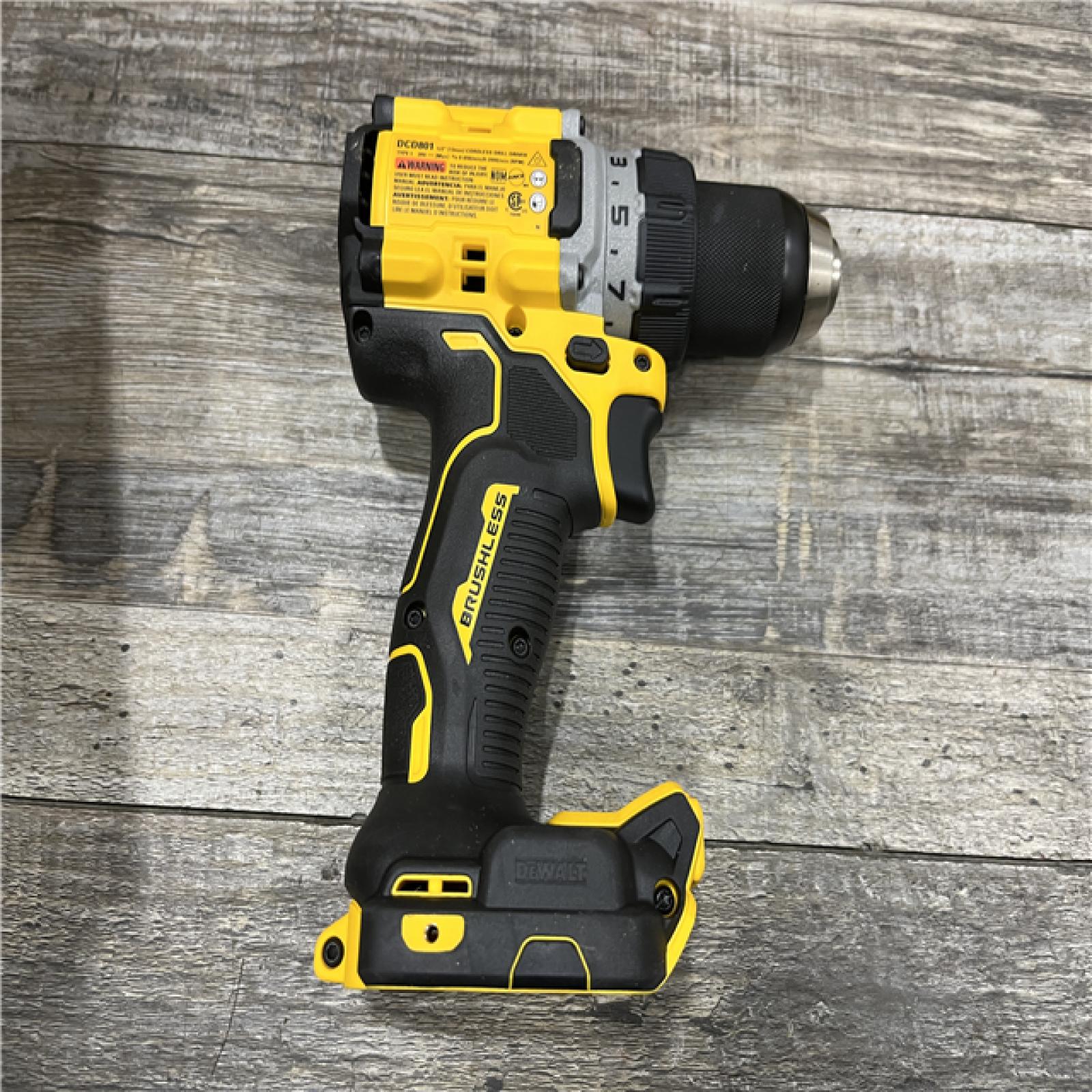 LIKE NEW - DEWALT 20V XR Lithium-Ion Cordless Brushless 1/2 in. Drill/Driver Kit