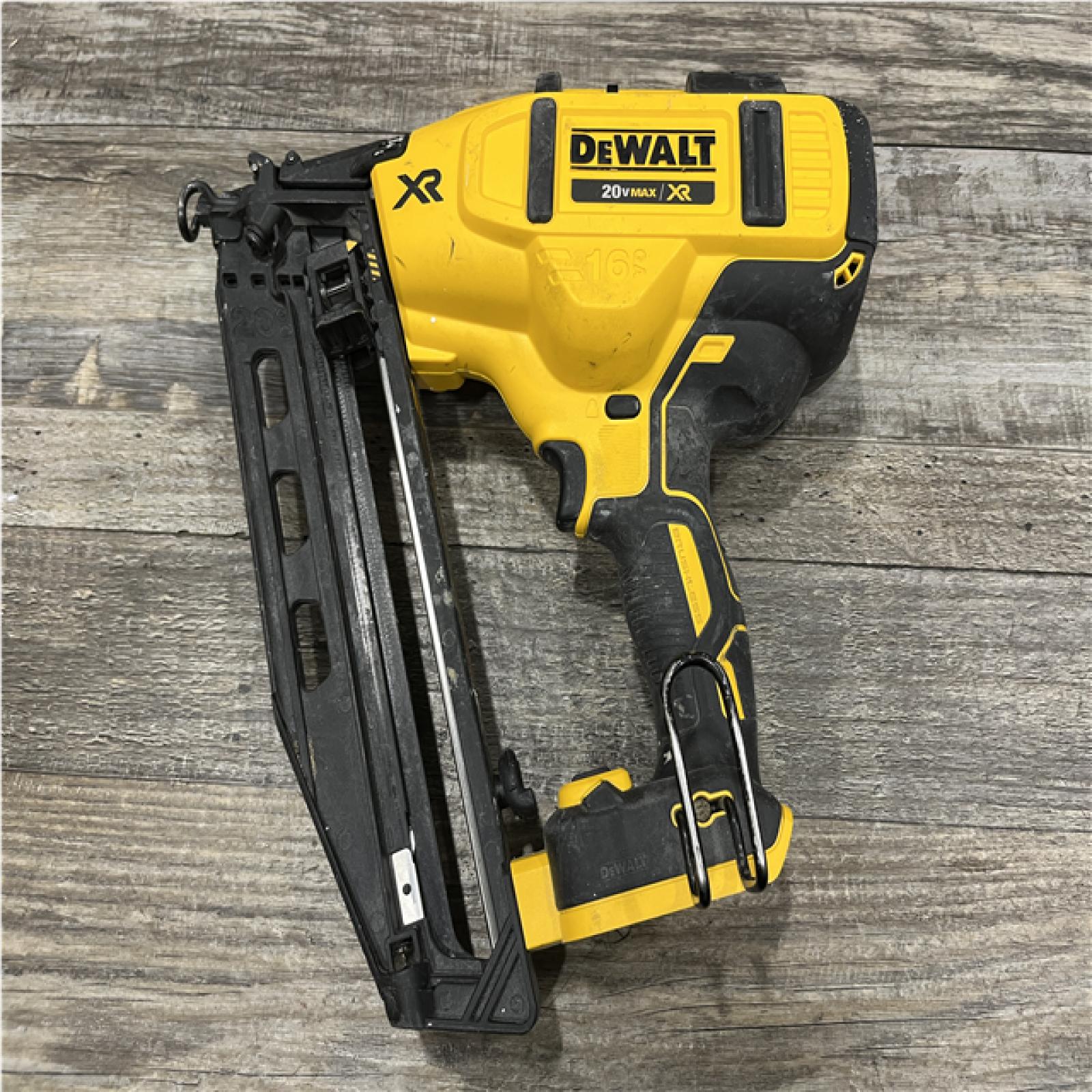 AS-IS DEWALT 20V MAX XR 16-Gauge Electric Cordless Angled Finishing Nailer Kit