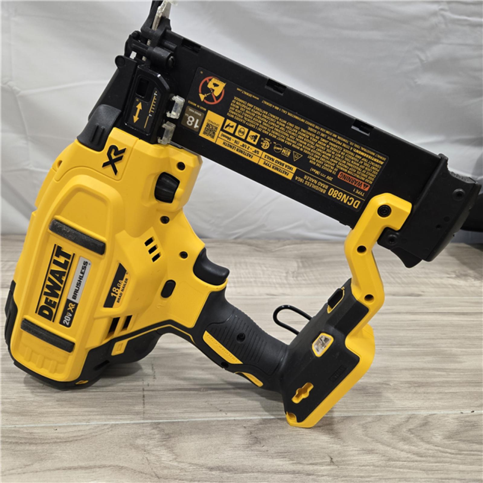 LIKE NEW! - DEWALT 20V MAX XR 18 Gauge Brad Nailer Kit