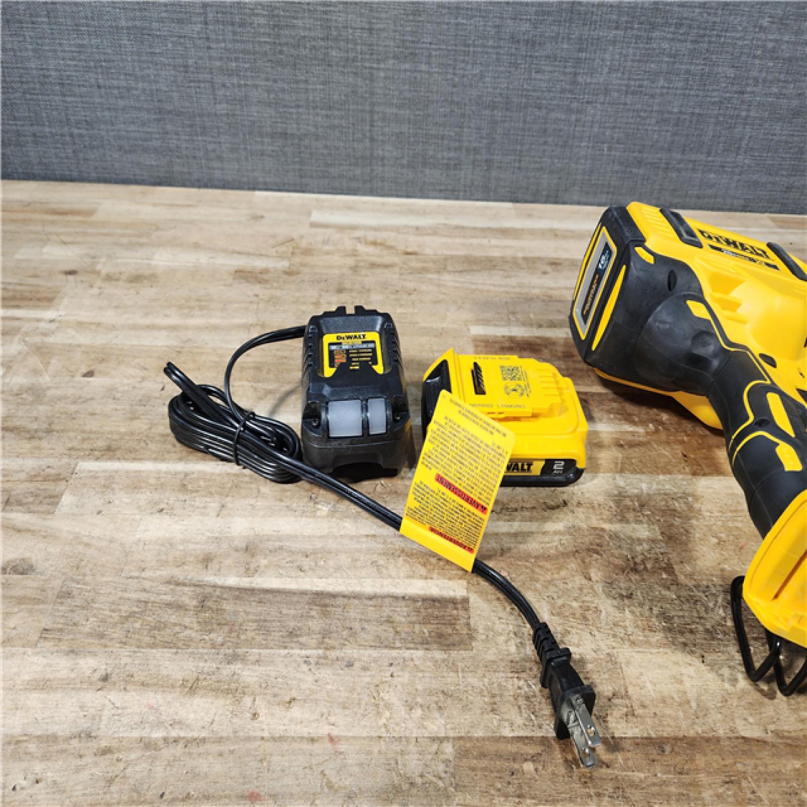 HOUSTON LOCATION - AS - IS DEWALT 20V MAX XR 16-Gauge Electric Cordless Angled Finishing Nailer Kit