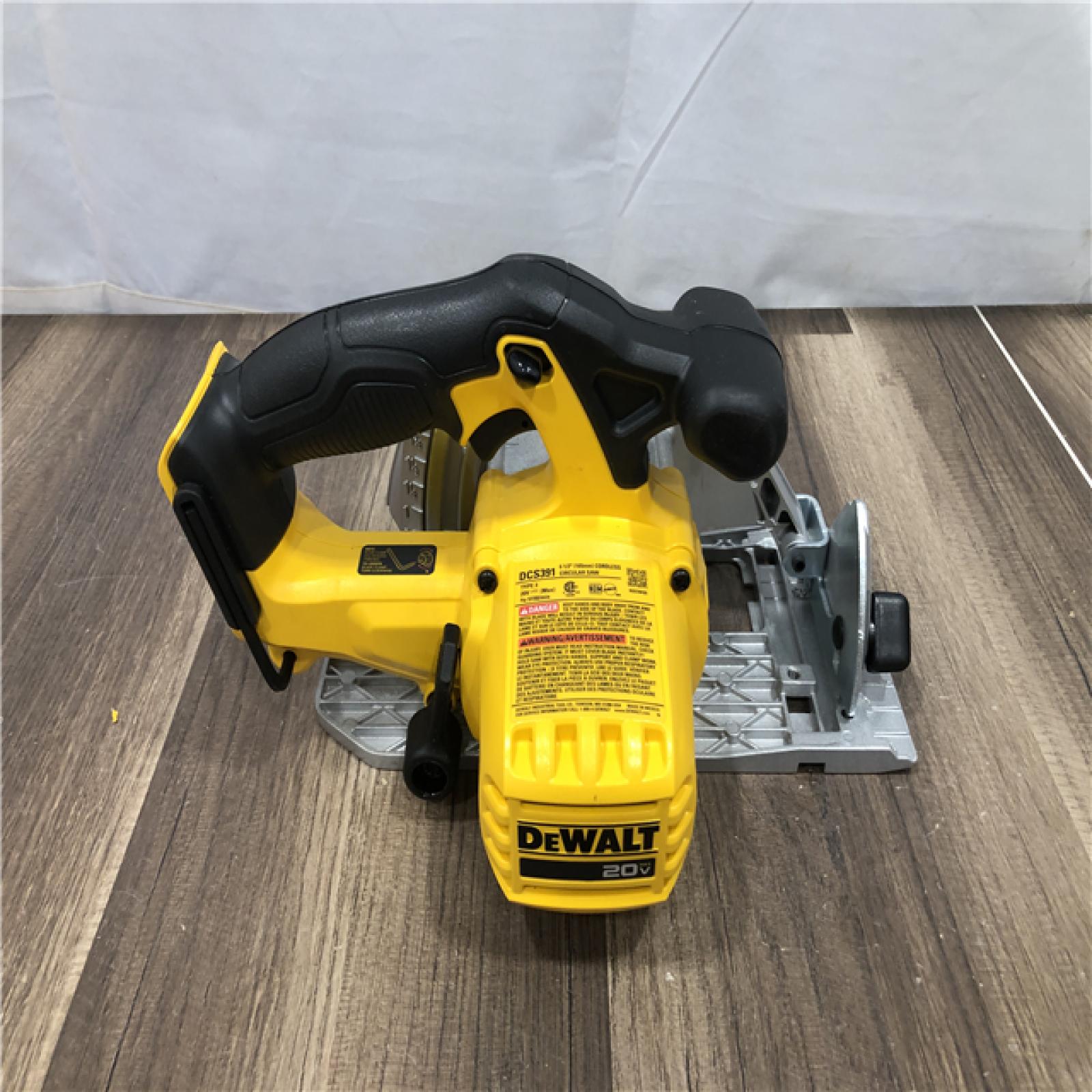AS-IS DEWALT 20V MAX Cordless 6.5 in. Sidewinder Style Circular Saw (Tool Only)