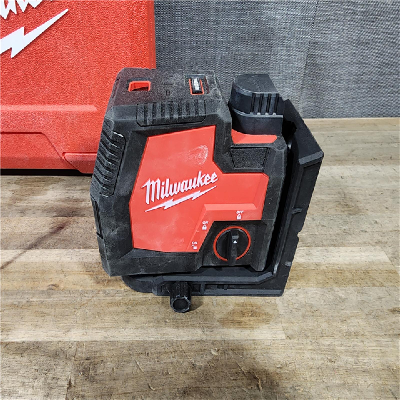 HOUSTON LOCATION - AS-IS Milwaukee-3522-21 Green Beam Laser Cross Line Plumb Point Rechargeable USB Kit