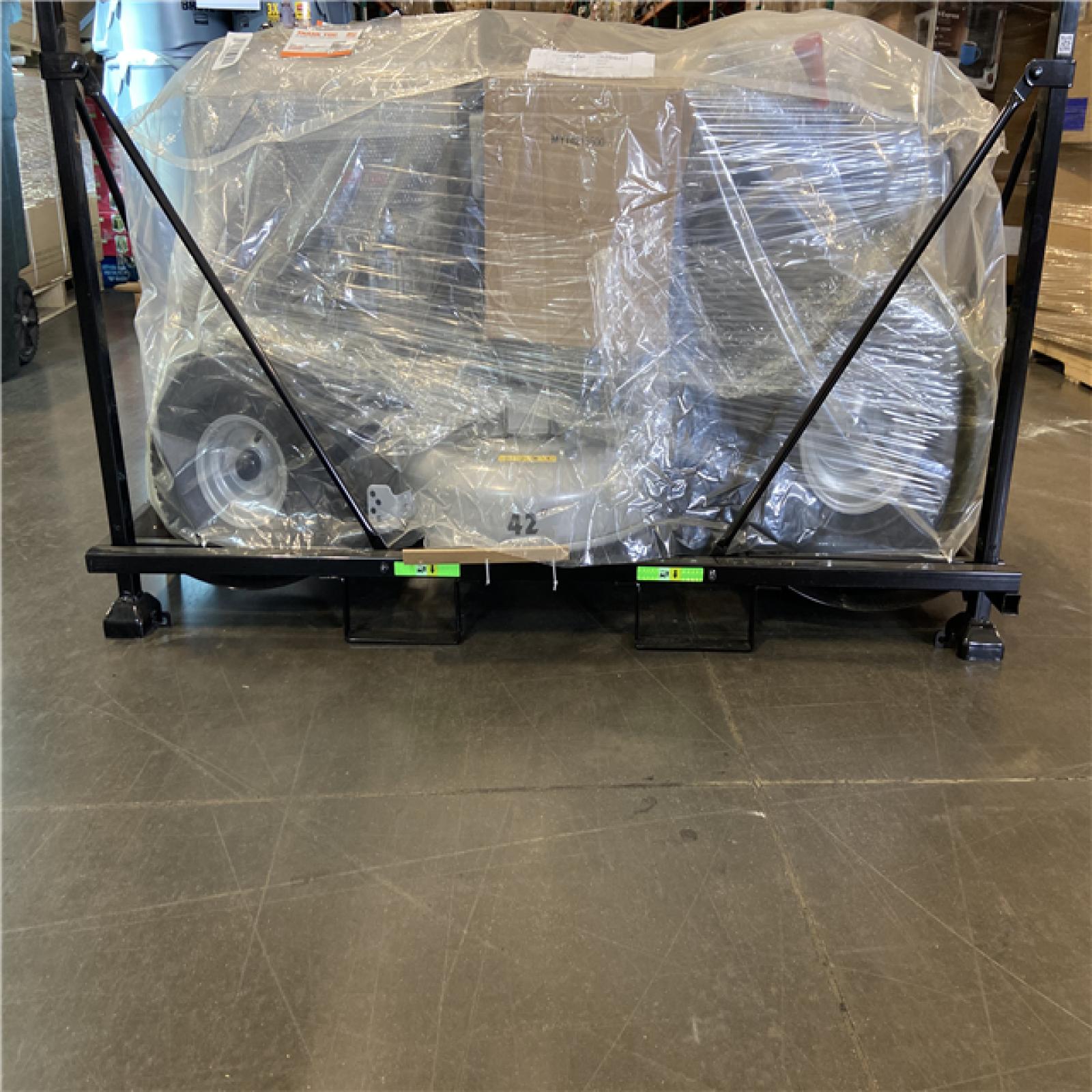 DALLAS LOCATION - Murray 42 in. 13.5 HP 500cc E1350 Series Briggs and Stratton Engine 6-Speed Manual Gas Riding Lawn Tractor Mower